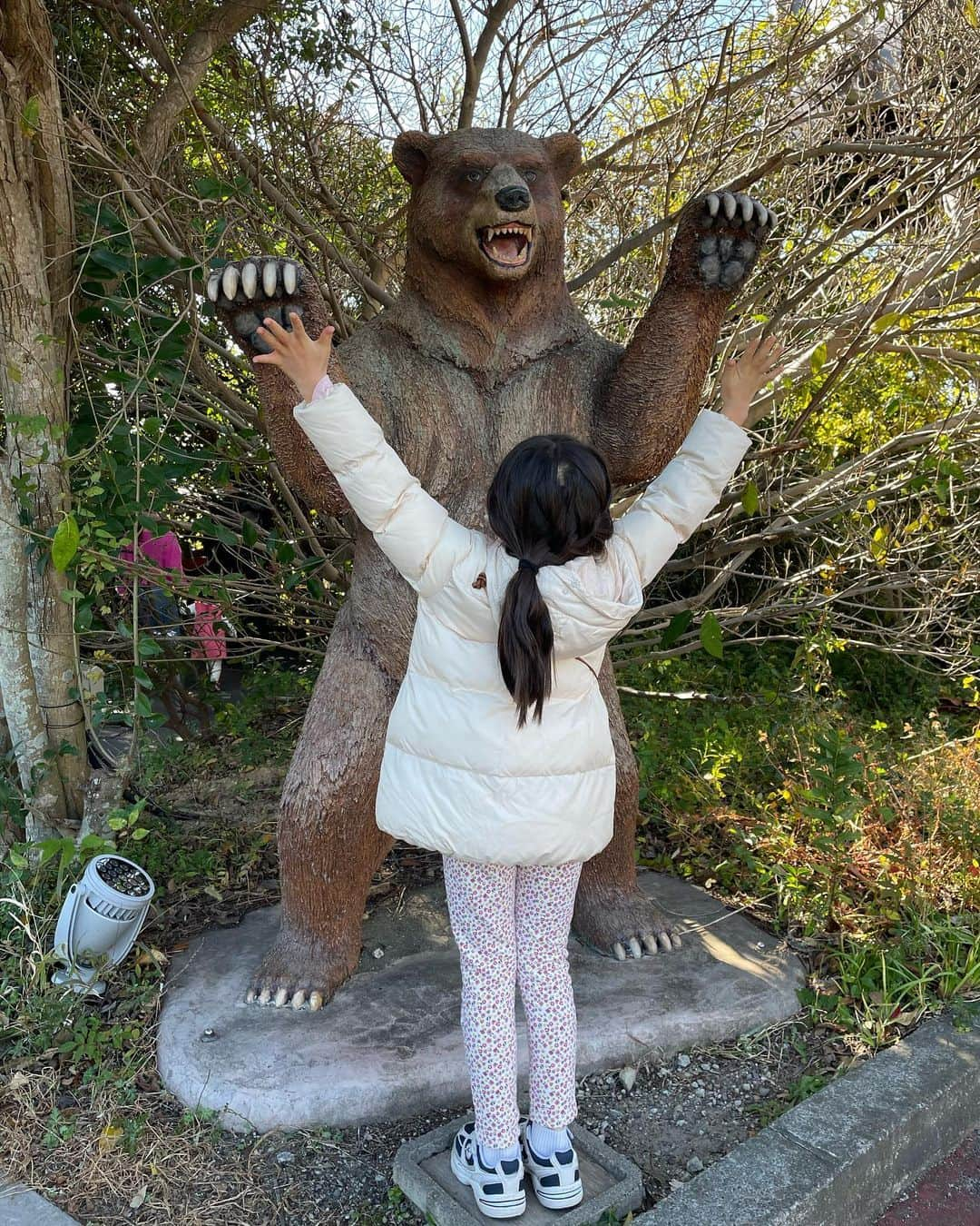 中岡由佳さんのインスタグラム写真 - (中岡由佳Instagram)「番外編。あちこちに動物のオブジェがあって、写真を撮りながら歩きました。私の手に乗せたのは本物のサイです🦏笑 #アドベンチャーワールド #adventureworld」11月30日 0時22分 - yuka_nakaoka