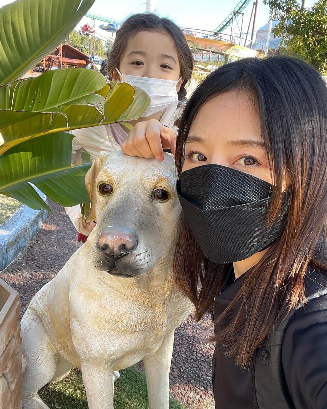 中岡由佳さんのインスタグラム写真 - (中岡由佳Instagram)「番外編。あちこちに動物のオブジェがあって、写真を撮りながら歩きました。私の手に乗せたのは本物のサイです🦏笑 #アドベンチャーワールド #adventureworld」11月30日 0時22分 - yuka_nakaoka