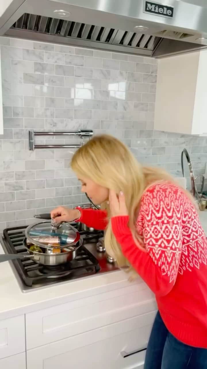 キャンディス・キャメロン・ブレのインスタグラム：「WARNING ⚠️ do not cook your brand new products you get from the amazing Cyber Monday deals, over the stove 😜  Today is the last chance to save BIG on @cookcraftco, @drlancerrx, and @dayspringcards 🙌🏼  See all the details below-  COOKCRAFT // 50% OFF COOKCRAFT BY CANDACE ( no code needed )   LANCER // 30% OFF ENTIRE SITE PLUS FREE FULL SIZE ADVANCED RETINOL TREATMENT CODE: CYBER30   DAYSPRING // 35% off EVERYTHING USE CODE: Cyber」