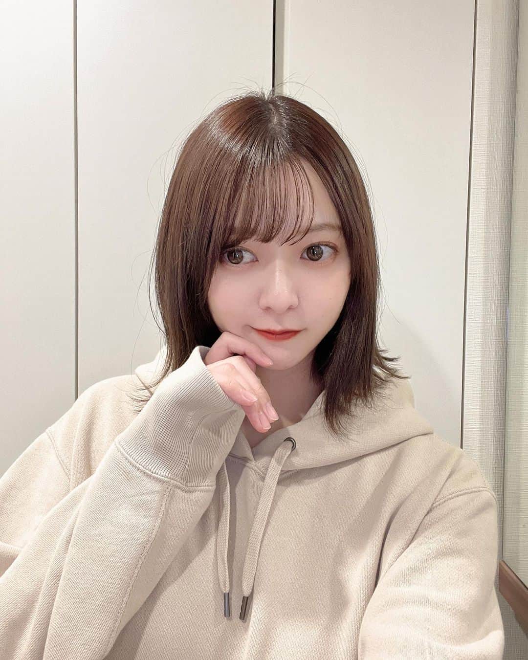末次愛梨のインスタグラム：「ぺぺぽぷぱぺぴぷ〜〜😗★  髪色トーンダウンして かなり気に入ってる🔥🥰  髪もトリートメントでさらっさらになったよ！  👦🏻からも暗い方が良いって 好評でしたん♡⃛  #久しぶりの自撮り #ヘアチェンジ」