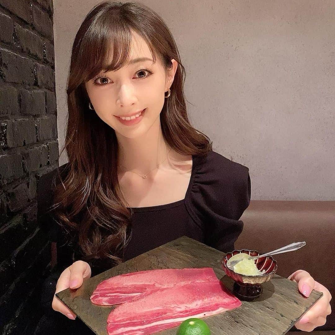 のインスタグラム：「. . . . 今月オープンしたばかりの @yakiniku_ajuuta へ行ってきました🖤 . 今回頂いたのは6000円（税込6600円）のコース✨ . ■長芋のキムチ ■ゼッポリーニ・ラルド ■フォアグラ最中 ■長タン包み焼き ■本日の特選肉盛り合わせ3種 ■春菊のデトックスサラダ ■ホルモン盛り合わせ ■よだれサーロイン ■ストーブ飯／かけ冷麺（どちらか１つ） ■水餅 . そこに追加で特製タレカツサンドを 頂きました😋 . フォアグラ最中だけお写真撮り忘れたのだけど 生クリームとベリーのソースと フォアグラの塩気が絶妙で美味しかった✨ . ストーブ飯はお肉と鰻の混ぜ込みご飯で 白だしをかけて食べるのが絶対おすすめです❤️‍🔥 . 焼肉屋さんでフォアグラや鰻が食べられるのは贅沢だし、 個室空間でお肉を頂ける時間は 本当に最高でした〜🥰 . . . 📍焼肉あじゅうた📍 東京都港区六本木5-2-6 TKビル 3F 各線六本木駅より徒歩3分 [月～木]  17:00～23:00(L.O) [金・土]  17:00～4:00(L.O) . . . #焼肉あじゅうた #あじゅうた #六本木 #六本木の焼き師 #六本木焼肉 #個室焼肉 #yakiniku #ストーブ飯 #カツサンド #ゼッポリーニラルド #ゼッポリーニ #焼肉 #焼肉ディナー」