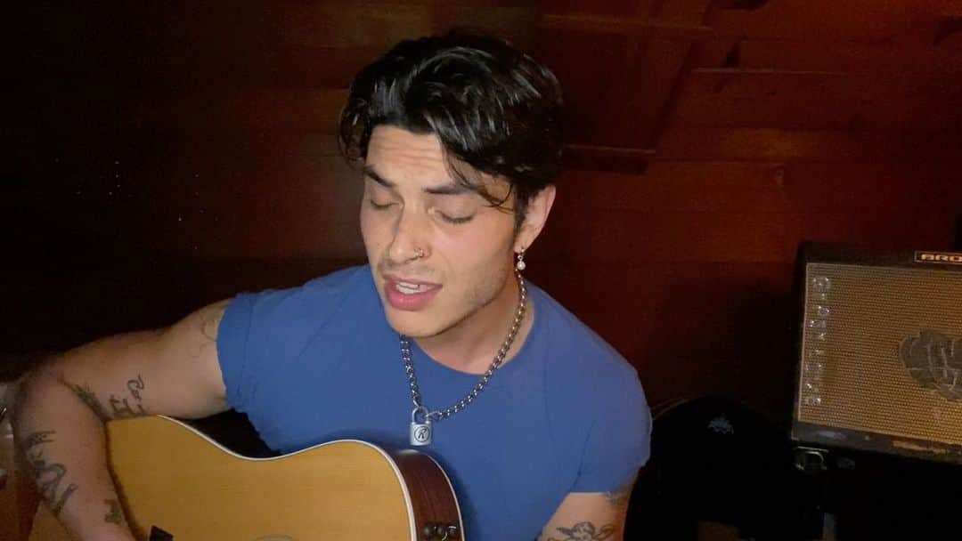 サミュエル・ラーセンのインスタグラム：「Happy Monday! I am absolutely not sorry for covering another @deftones song. You could say I’ve been connecting to this one lately.🌌」