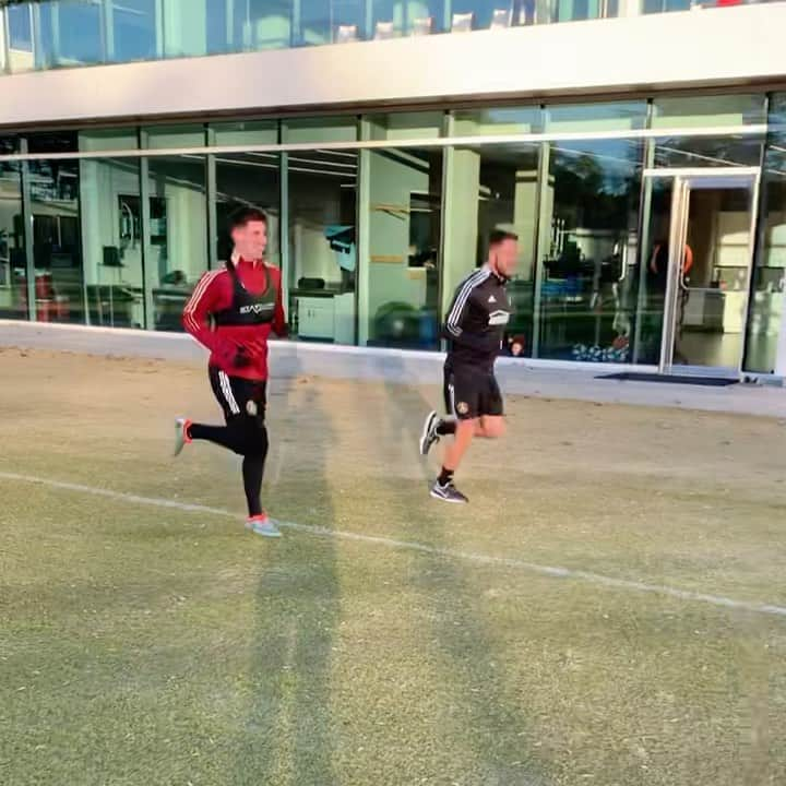 エマーソン・ハインドマンのインスタグラム：「First day back on the grass! A lot of tough days and grueling work behind the scenes this year to get to this step of my recovery, but it’s little moments like this that make it all worth it. We move 💪🏼」