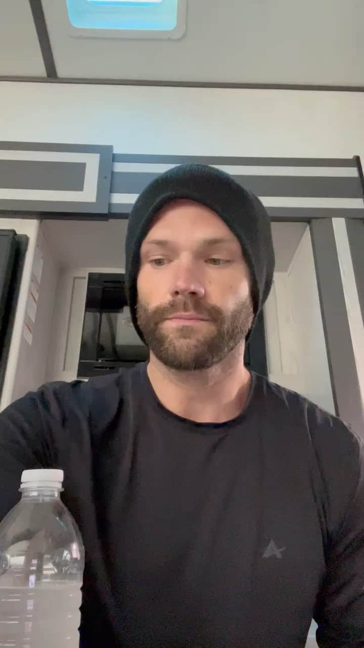 ジャレッド・パダレッキのインスタグラム：「Hydrating my way out of a turkey coma! 😂 Hope you had an amazing holiday before getting back to the grind. Don’t neglect to take care of YOURSELF over the holiday season so you can be the the healthiest and happiest version of yourself for others. Love y’all!!!! 🙏🏻 @gomantralabs #MantraMonday #MadeForGreat #MantraFamily #GoMantraLabs」