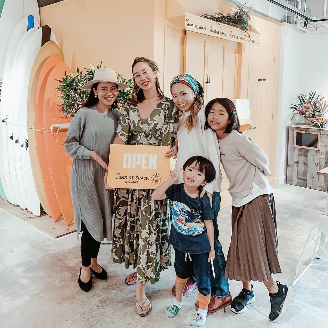 長嶺菜菜子のインスタグラム：「⁡ ⁡ はいさい🌿 沖縄のママスタグラムななです𓇼 ⁡ 沖縄はまだ暖かい日もあるというのに もう明日から12月❄︎❄︎ ⁡ クリスマスがく〜る〜𐂂𖠰ᐝ ⁡ ⁡ ということで、 \\𝗖𝗵𝗿𝗶𝘀𝘁𝗺𝗮𝘀 𝗣𝗮𝗿𝘁𝘆// を開催します！ ⁡ 場所は11月にオープンしたばかり 北谷アメリカンビレッジにある @sunriseshack_americanvillage  ⁡ 店内はハワイアンですごく素敵なとこなの。 動画もあるからスワイプしてみてね。 ⁡ ⁡ 今回のイベントは ママコミュニティ代表の @mamamone.okinawa  ななちゃんと一緒に企画。 （ダブルなな。 お互いななちゃんと呼び合ってる😁） ⁡ ななこ：楽しいワクワクしたことしたいな〜 なな：素敵な場所あるから何かしようよ〜 ななこ：ちょーどクリパしたいと思ってた！ なな：じゃあ決まりね。打ち合わせいつする？ ⁡ 的な感じで オーナーのめぐさんも一緒に 打ち合わせの時の写真が1枚目😙 ⁡ ⁡ ⁡ 大人も子どもも楽しめる クリスマスパーティー🎉 ⁡ なのでぜひぜひスケジュールに 予定入れてくださいな✎ ⁡ ⁡ 詳細はこちら👇 ＿＿＿＿＿＿＿＿＿＿＿＿＿＿＿＿＿＿＿𖠰ᐝ 【日時】 12月11日（土）18:00-21:00 ⁡ 【場所】 サンライズシャック沖縄アメリカンビレッジ店 @sunriseshack_americanvillage  ⁡ 住所：北谷町美浜9番地46    ディストーションシーサイドビル2階　 ⁡ 【料金】 大人/高校生以上：3.000円 　　　　中学生：1.500円 　　　　小学校6年生まで：500円 　　　　小学校3年生まで：無料 ⁡ 【飲食】 ブッフェ＋ドリンク＋ケーキ付き アルコールは別途 ⁡ ※お子様用の食べ物・飲み物の持ち込みOK ⁡ 【ドレスコード】 赤を身につける クリスマスコスプレ大歓迎🧑‍🎄 ⁡ 可愛く着飾って写真に残しましょ🎄💕 ⁡ ⁡ 【スペシャルブース】 ▶︎ハンドメイド子供服BandB @b_and_b ⁡ ▶︎サイズアウトした子供服の ドネーションの受付ブース ⁡ サイズアウトした服や物があれば ぜひお持ちください ⁡ その場で必要な物と交換でも良いですし、 寄付という形で置いていってもOK！ ⁡ ⁡ 【スペシャルタイアップ】 ▶︎スイーツ専門店のエーデルワイス沖縄 @edelweiss.okinawa ⁡ 美味しいエーデルワイスさんの クリスマスケーキがいただけます🍰 ⁡ ▶︎ 忠孝酒造さんの甘酒が試飲できます @chukoshuzo_okinawa   ⁡試飲して気に入ったら買うこともできるので、甘ざけが初体験の人はぜひ！  ⁡ ⁡ 【ゲーム】 豪華プレゼントが当たる🎁かも！ ⁡ ⁡ 【予約方法】 @na7co0422 のアカウントプロフィールに あるリンクより予約可能 ⁡ ※その他ご質問がある方はDMにお願いします ⁡ ＿＿＿＿＿＿＿＿＿＿＿＿＿＿＿＿＿＿＿𖠰ᐝ ⁡ ぜひ親子で、お友達と、カップルで、夫婦で 気軽に遊びに来てくださーい☺️💕  #沖縄クリスマスパーティー #親子で楽しめるイベント #沖縄イベント #クリスマスパーティー #沖縄ママ #子育てママ」