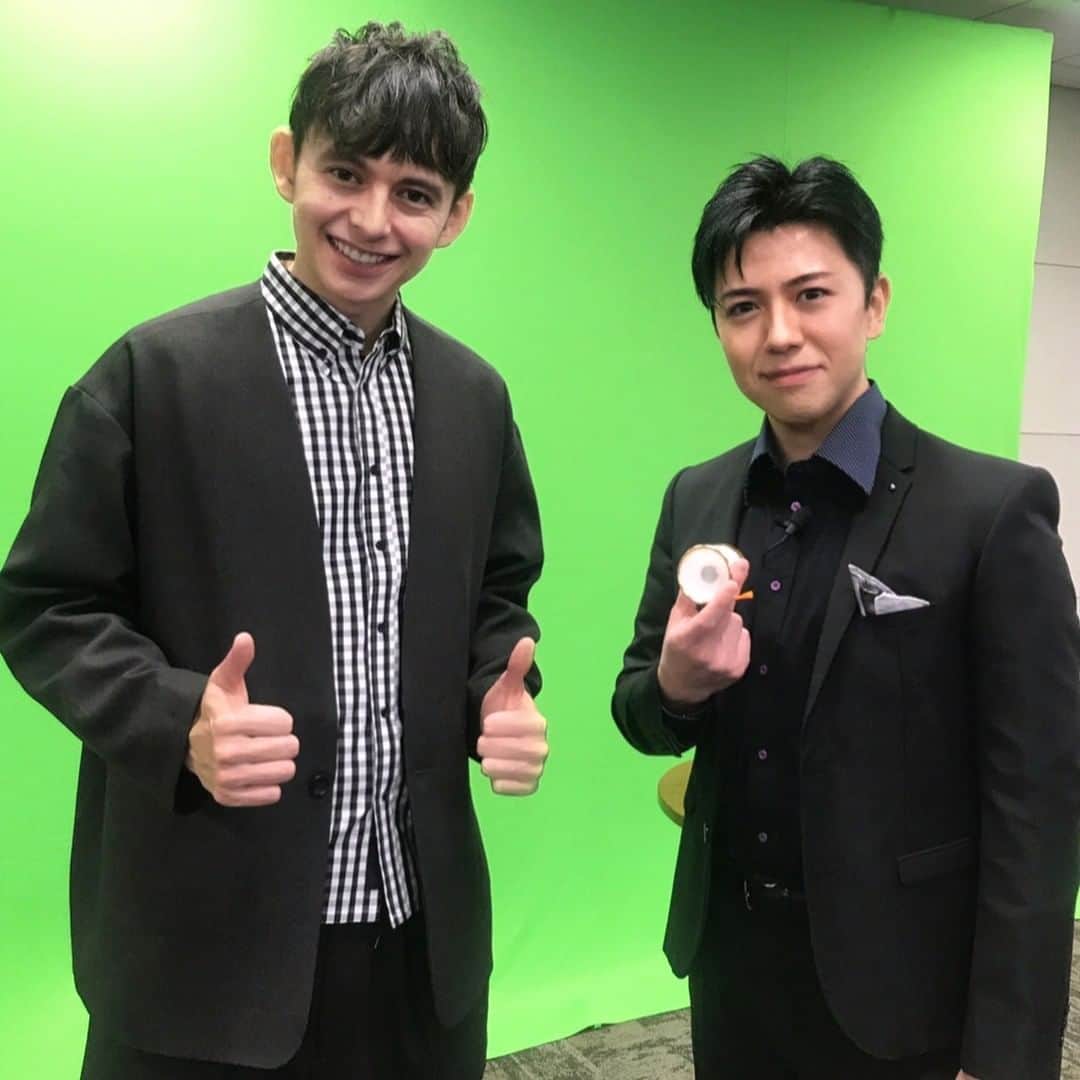 BLACKさんのインスタグラム写真 - (BLACKInstagram)「東京都教育委員会の主催する「TOKYO ENGLISH CHANNEL LIVE TALK」という配信番組に出演しました。  英語学習に興味のある中高生を対象とした番組で、英語が苦手だった僕がどのように英語を習得してきたのか、海外の人々とどのように交流してきたのかについて、約60分間 英語で対談する形式です。  昨今は英語を話す機会も少なくなってしまったため、60分も英語で話すことが出来るか不安もありましたが、対談相手のハリー杉山さん @harrysugiyama が興味津々で話を聞いてくださったので、とても楽しく進めることが出来て、気付けば時間が足りないほどでした。  こうして教育の分野においても、自分の経験が人の役に立つというのは、本当に嬉しい事です。  今後も引き続き、教育分野への貢献にも取り組んでいきます！  #English #Tokyo #education #英語 #英語教育 #英会話 #教育 #留学 #国際交流 #TED #CirqueDuSoleil #ハリー杉山」11月30日 15時02分 - officeblack
