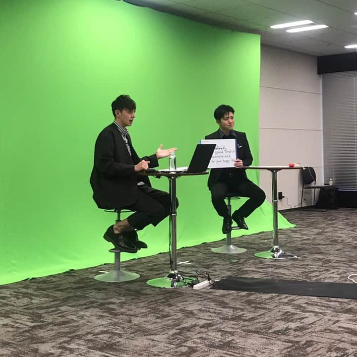 BLACKさんのインスタグラム写真 - (BLACKInstagram)「東京都教育委員会の主催する「TOKYO ENGLISH CHANNEL LIVE TALK」という配信番組に出演しました。  英語学習に興味のある中高生を対象とした番組で、英語が苦手だった僕がどのように英語を習得してきたのか、海外の人々とどのように交流してきたのかについて、約60分間 英語で対談する形式です。  昨今は英語を話す機会も少なくなってしまったため、60分も英語で話すことが出来るか不安もありましたが、対談相手のハリー杉山さん @harrysugiyama が興味津々で話を聞いてくださったので、とても楽しく進めることが出来て、気付けば時間が足りないほどでした。  こうして教育の分野においても、自分の経験が人の役に立つというのは、本当に嬉しい事です。  今後も引き続き、教育分野への貢献にも取り組んでいきます！  #English #Tokyo #education #英語 #英語教育 #英会話 #教育 #留学 #国際交流 #TED #CirqueDuSoleil #ハリー杉山」11月30日 15時02分 - officeblack