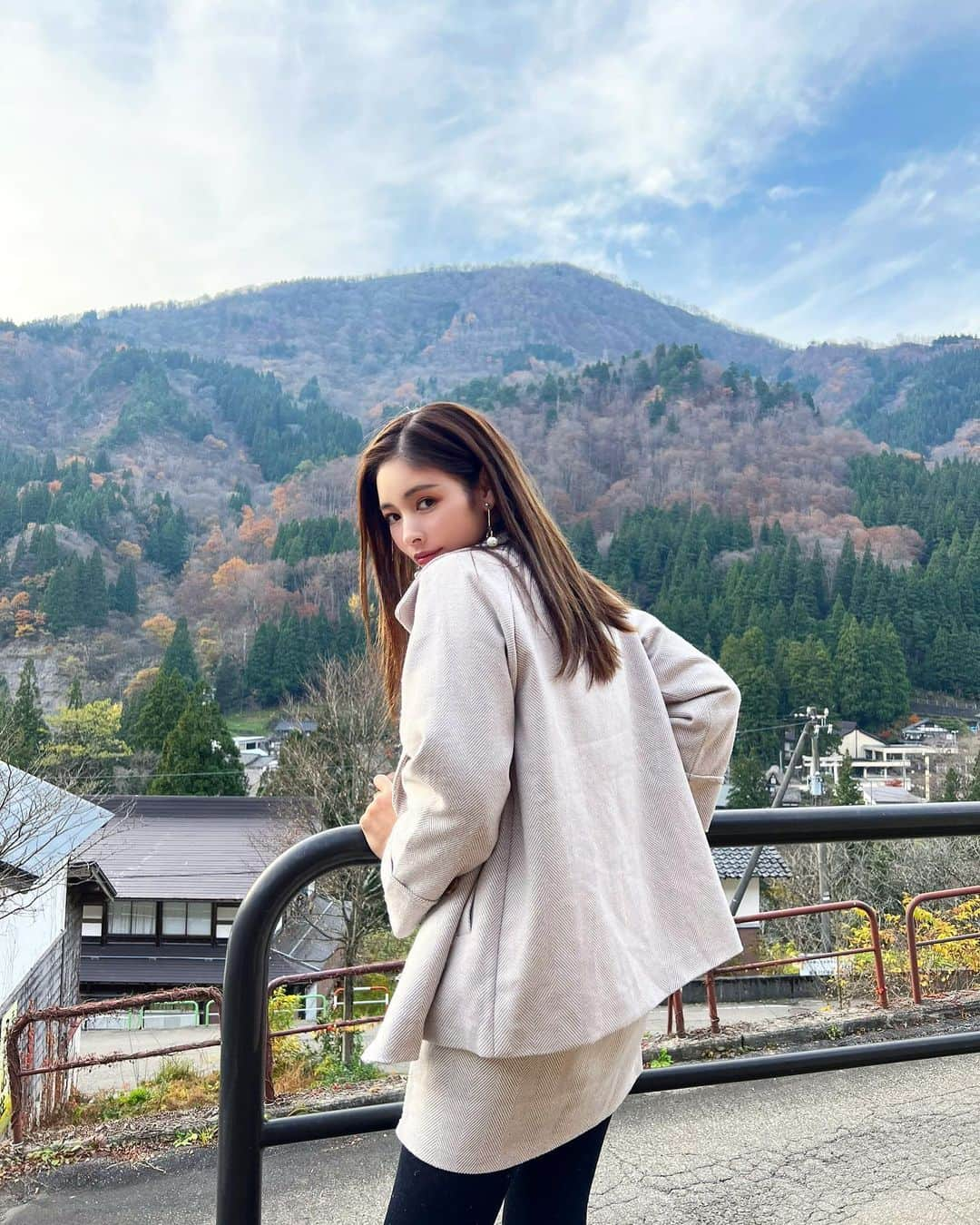 得あゆさんのインスタグラム写真 - (得あゆInstagram)「地元、富山県南砺市🍁 五箇山で家族でゆっくり過ごせた日  setup : @grl_official 🤍 シンプルで可愛いくって一目惚れした🤍 値段破格です。笑 ・ ・ ・ ・ ・ ・ ・ ・ ・ ・ ・ ・ ・ ・ ・ #グレイル#グレイル購入品#グレイルコーデ#grl#grl購入品#grlコーデ#セットアップ#秋服#秋冬コーデ#秋服コーデ#冬服#大人可愛い#大人コーデ#秋コーデ#ママコーデ#ママファッション#子育てママ#主婦#ママライフ#ミニスカート#富山#南砺市#五箇山#合掌造り#地元#紅葉#紅葉狩り#紅葉スポット#autumnleaves#setup」11月30日 15時17分 - tokuayu819