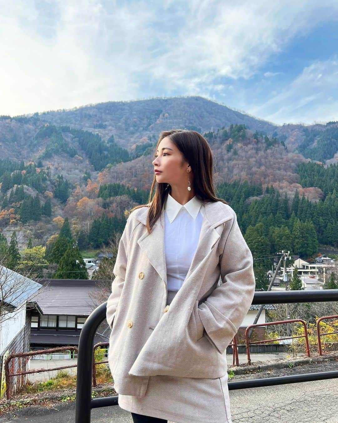 得あゆさんのインスタグラム写真 - (得あゆInstagram)「地元、富山県南砺市🍁 五箇山で家族でゆっくり過ごせた日  setup : @grl_official 🤍 シンプルで可愛いくって一目惚れした🤍 値段破格です。笑 ・ ・ ・ ・ ・ ・ ・ ・ ・ ・ ・ ・ ・ ・ ・ #グレイル#グレイル購入品#グレイルコーデ#grl#grl購入品#grlコーデ#セットアップ#秋服#秋冬コーデ#秋服コーデ#冬服#大人可愛い#大人コーデ#秋コーデ#ママコーデ#ママファッション#子育てママ#主婦#ママライフ#ミニスカート#富山#南砺市#五箇山#合掌造り#地元#紅葉#紅葉狩り#紅葉スポット#autumnleaves#setup」11月30日 15時17分 - tokuayu819