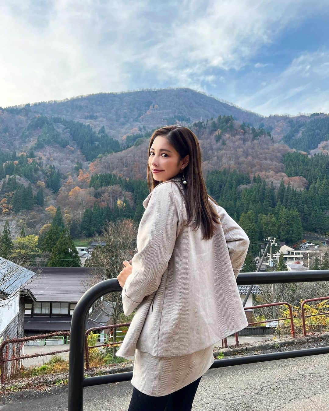 得あゆさんのインスタグラム写真 - (得あゆInstagram)「地元、富山県南砺市🍁 五箇山で家族でゆっくり過ごせた日  setup : @grl_official 🤍 シンプルで可愛いくって一目惚れした🤍 値段破格です。笑 ・ ・ ・ ・ ・ ・ ・ ・ ・ ・ ・ ・ ・ ・ ・ #グレイル#グレイル購入品#グレイルコーデ#grl#grl購入品#grlコーデ#セットアップ#秋服#秋冬コーデ#秋服コーデ#冬服#大人可愛い#大人コーデ#秋コーデ#ママコーデ#ママファッション#子育てママ#主婦#ママライフ#ミニスカート#富山#南砺市#五箇山#合掌造り#地元#紅葉#紅葉狩り#紅葉スポット#autumnleaves#setup」11月30日 15時17分 - tokuayu819