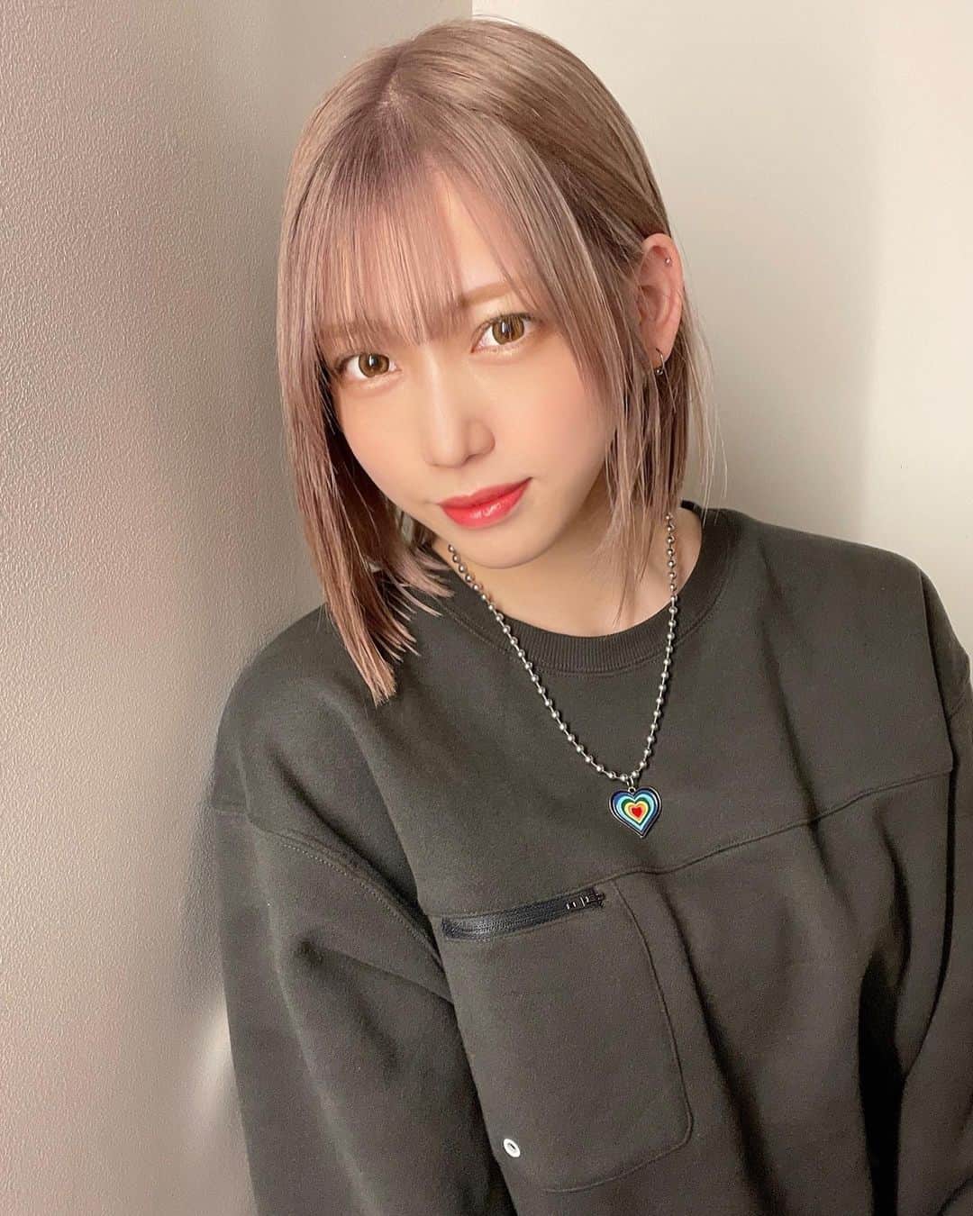 茂木忍のインスタグラム：「お仕事のためにハイトーン🥰 めちゃかわで鏡見るの楽しい🪞 . @__daiwoo さんいつもありがとうございます🤍」