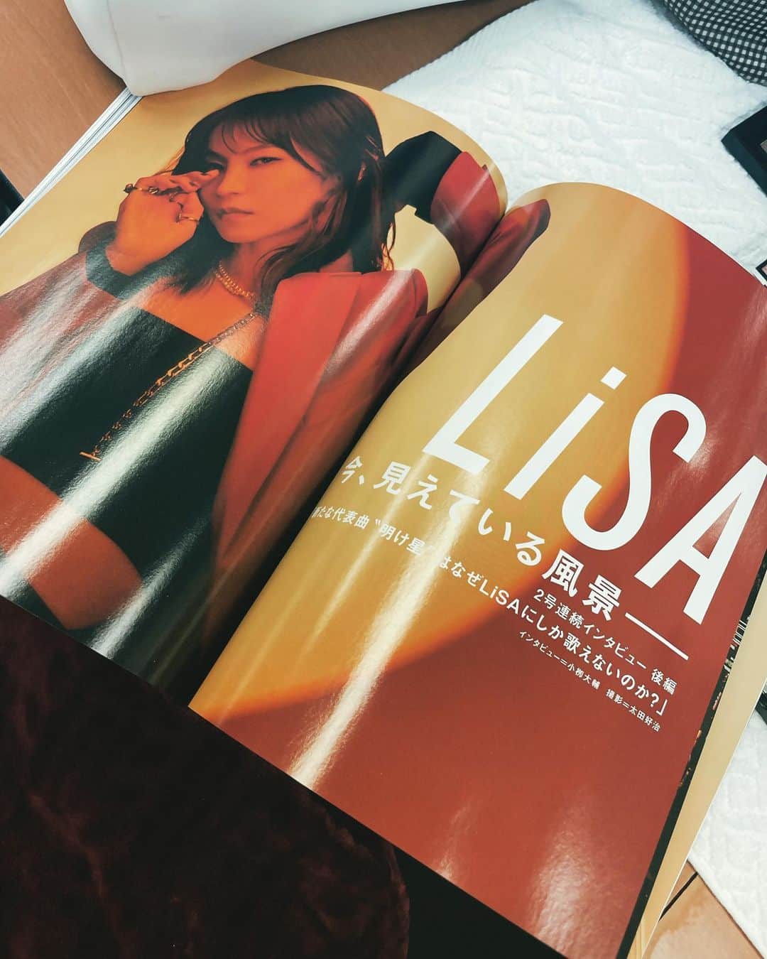 LiSAさんのインスタグラム写真 - (LiSAInstagram)「どんどん育つような鮮やかに染まるような気持ちを、小栁さんとお話し。3ヶ月連続です。  RT 【雑誌】本日11/30（火）発売の雑誌「ROCKIN'ON JAPAN 2022年1月号」にLiSAの撮りおろし&インタビュー記事を掲載いただいております。 是非チェックしてください！ https://rockinon.com/news/detail/200755 #LiSA #明け星 #白銀 #ロッキンオンジャパン」11月30日 15時30分 - xlisa_olivex