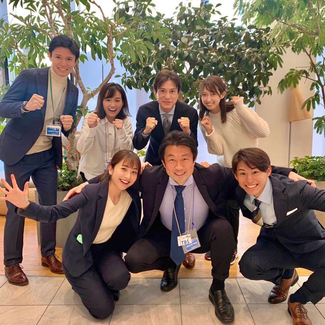 日比麻音子のインスタグラム：「クイーンズ駅伝2021、 第二中継所、実況させていただきました！  TBSの女性アナウンサーとして駅伝の実況に携わるのは初めてのこと。 私自身にとっても、大きな使命を感じ挑んだ初実況。 正直なことを言えば反省点ばかり。悔しさが残ります。 それでも選手の皆さんのスピードや思いを全身で感じながら全力でお伝えしました。  まだまだ精進します！ もっともっと勉強して極めていきたいと思っています。  駅伝と同じく、襷を繋ぎ、チームワークで挑んだTBSアナウンサー陣！ 温かく見守り、何度も背中を押してくださった、熱くご指導くださった先輩方。 実況同期！不安なことを一緒に共有しながら励ましあった齋藤アナ。 キラキラな笑顔でエールを送ってくれた女性アナ後輩ちゃんたち。 感謝の気持ちでいっぱいです！  そしてなにより、 素晴らしい42.195キロの襷渡しを見せてくれた選手の皆さんに心からの感謝とリスペクトを込めて！  次はニューイヤー駅伝です🏃‍♀️🏃‍♀️🏃‍♀️  #女性実況 #クイーンズ駅伝」