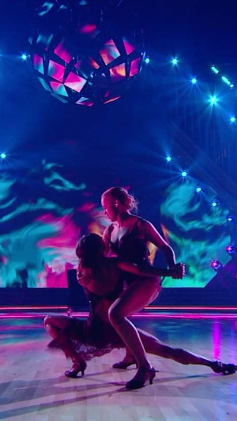 のインスタグラム：「. Feels weird not performing tonight but I keep looking back on these videos and reminding myself that this magical experience did happen for 3 months straight. Feeling so grateful to have been able to dance with @itsjojosiwa for 10 Monday’s ♥️  Curious… which dance of ours was your favorite?! Leave them in the comments below 🥰」