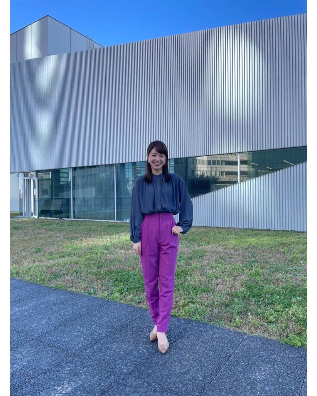 林美沙希さんのインスタグラム写真 - (林美沙希Instagram)「. おはようございます☀️ 今日も良い日になりますように！ . 先日の衣装は 綺麗な紫色のパンツでした。 トップスは落ち着いた色合わせで。 色違いで水色も履かせて頂きました。 こちらはすごく爽やかな色です☺️  #annニュース #林美沙希 #衣装 #elura #mimi33 #hinahina #パンツスタイル #ブラウス #ニット」11月30日 9時05分 - misaki0hayashi