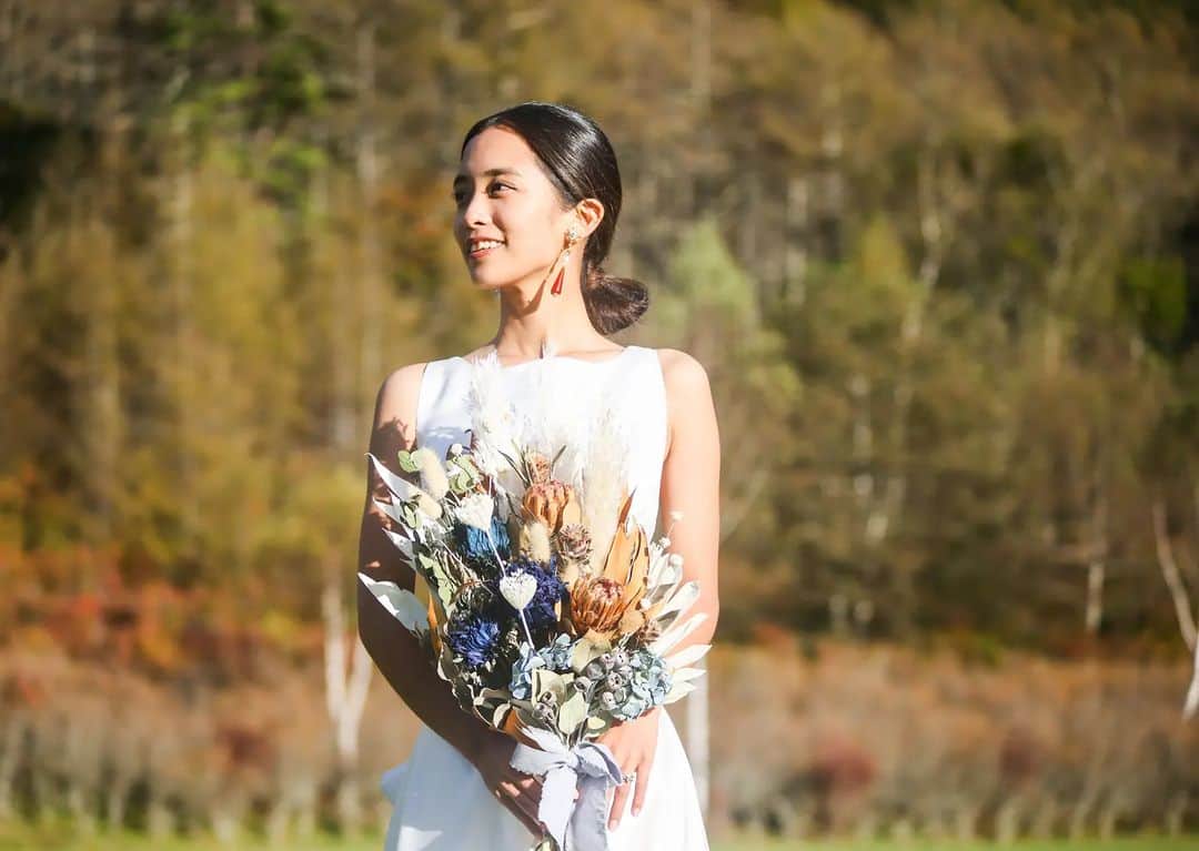 河西歩果のインスタグラム：「すこし前に、結婚しました。  たくさんのひとから愛されているパートナーを、これからもずっと愛していけるひとりになれて、とってもしあわせです。  これからの活動も、この社会に生きるいち人間として、自分の体験やマインド、信じることを伝え続けていきます。  今後も変わらぬご支援のほど、どうぞよろしくお願いします！」