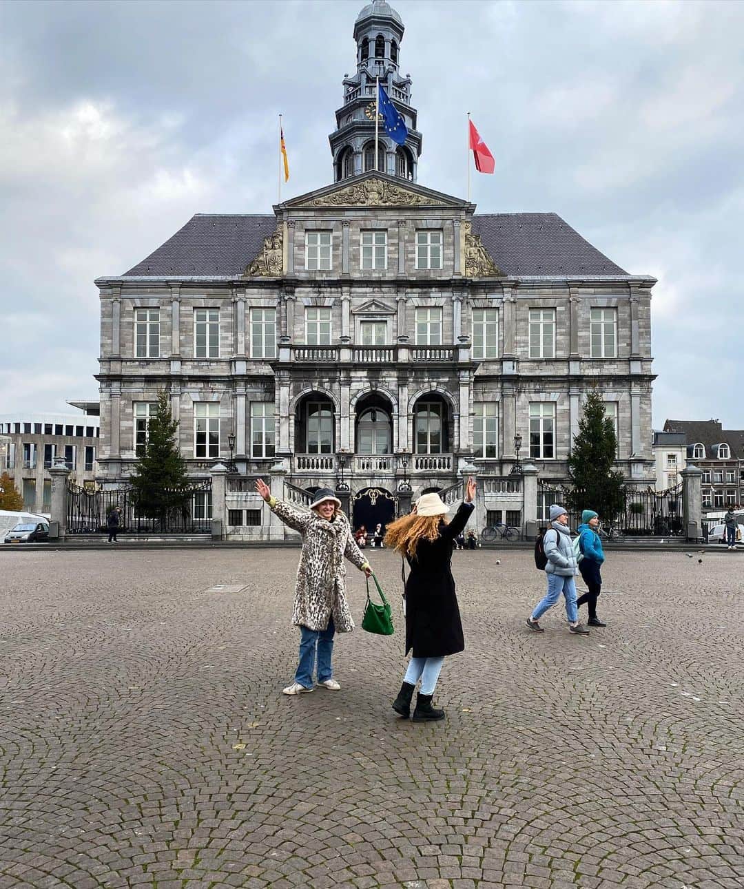 マデリン・グローヴスのインスタグラム：「Friends 4 ever ❤️❤️💃🏼💃🏽」