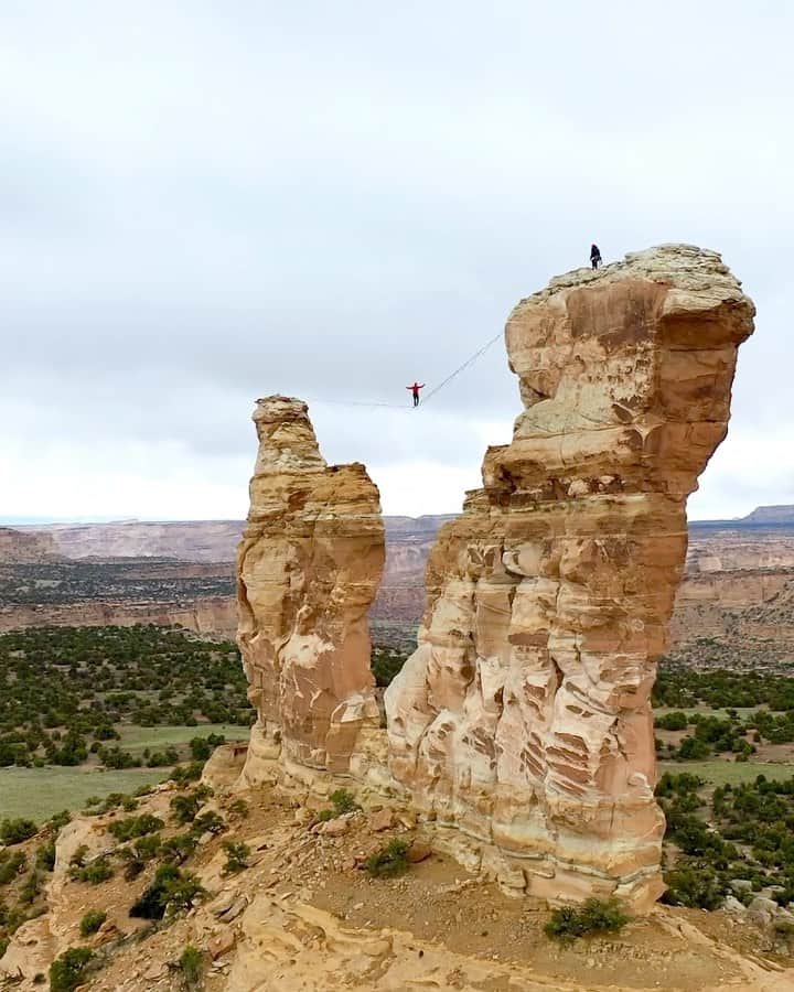 Travis Burkeのインスタグラム：「Chasing extreme adventures on assignment for RedBull in a remote desert landscape. Ryan turning this dream line into a reality; thanks for inviting me to be part of the mission! 🏜🚁 Heli assistance from: @iflyheli. Highliner: @handsomerobinson.」