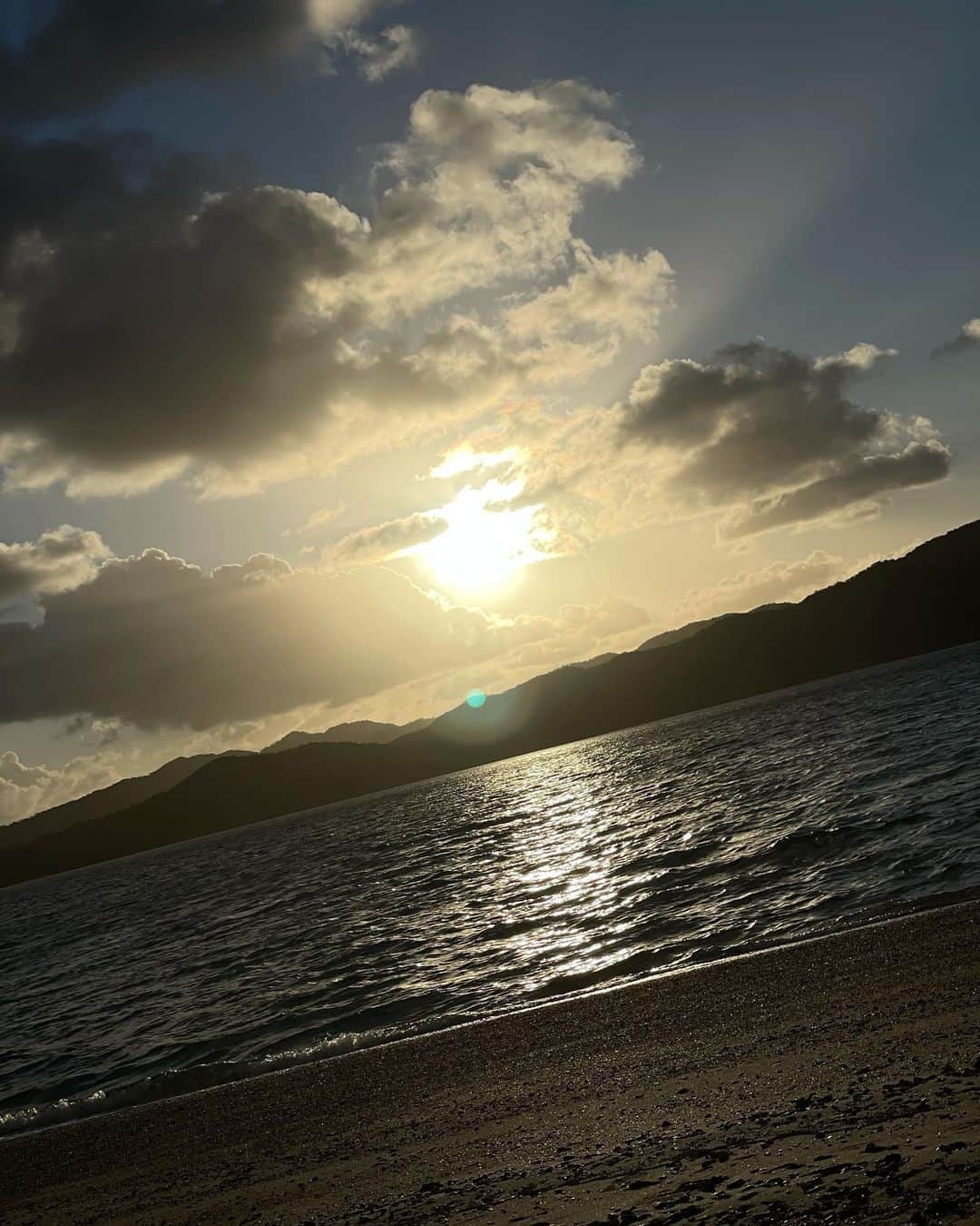 大草直子さんのインスタグラム写真 - (大草直子Instagram)「鹿児島から奄美大島へ。一応仕事です😊また、きちんとリポートしますね。奄美の海は清らかで。また来年戻ってきたいな。ありがとうございます✨✨ @amarc_official  #2日目以降は暖かくて #今日は半袖ビーサン #海って良いなあ #朝起きてアーシングしました #今日戻ります #部長をわしゃわしゃしたいです」11月30日 9時39分 - naokookusa