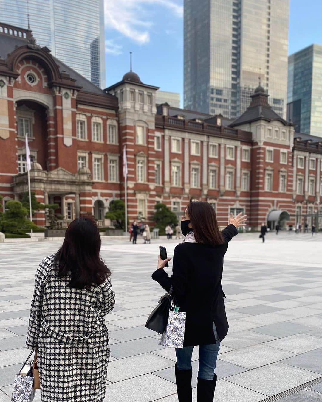 葉月里緒奈さんのインスタグラム写真 - (葉月里緒奈Instagram)「東京駅舎を眺めながらの楽しい女子会atメゾン・バルサック。 黒烏龍茶ではなくカクテルで乾杯するの久しぶり(笑)。 #女子会#女子会ランチ#新丸ビル #メゾンバルサック#メゾンバルサック丸の内 #東京駅舎を眺めながら #ローストビーフ#パテドカンパーニュ #かぼちゃのポタージュ #真鯛のポワレ#ホワイトミモザで乾杯#二郎では黒烏龍茶で乾杯#東京駅舎はやっぱり素敵 #東京駅舎の天井 #何かを一所懸命説明している後姿#rionahazuki」11月30日 9時45分 - riona_hazuki