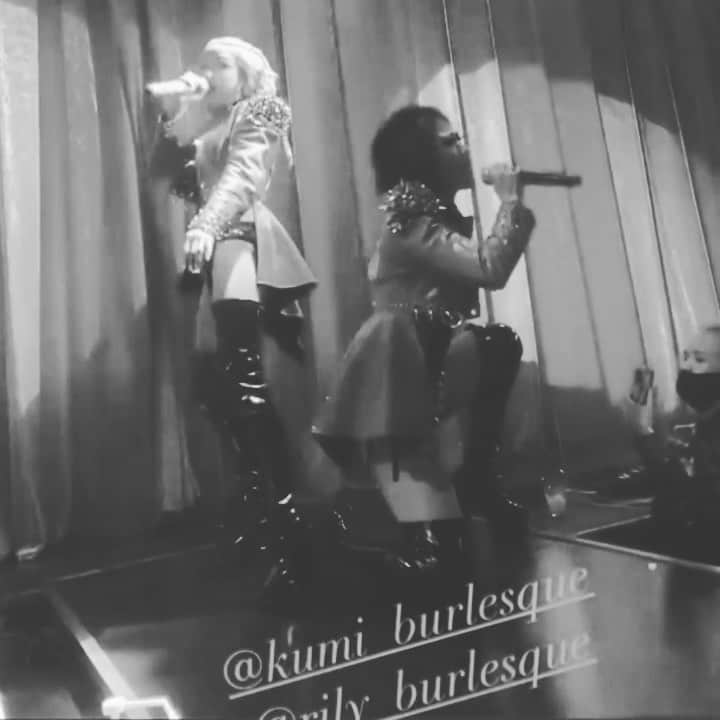 Kumiのインスタグラム：「. ♪It's my life . . . #りりくみ　#くみりりーの日  #BLACKFLOW #itsmylife #singer #バーレスク東京　#burlesque #showgirl」