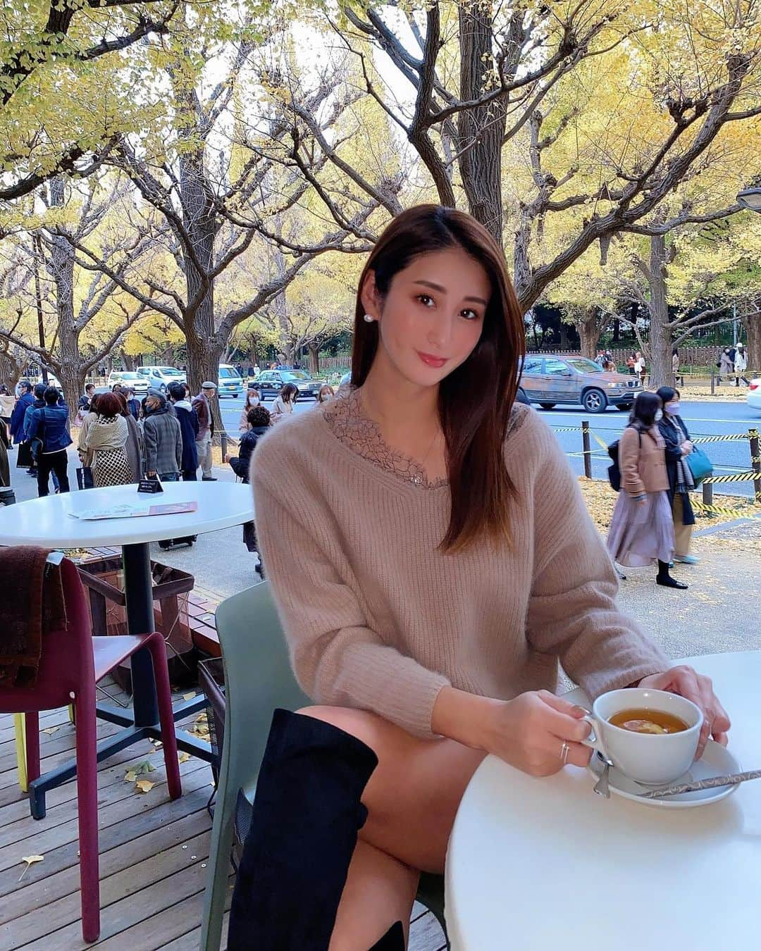 佐藤衣里子さんのインスタグラム写真 - (佐藤衣里子Instagram)「紅葉見ながらtea time☕︎❤️  ここのカフェは毎年必ず 行ってるなぁ😫❣️  #外苑イチョウ並木#紅葉#北青山」11月30日 10時38分 - eriko0625