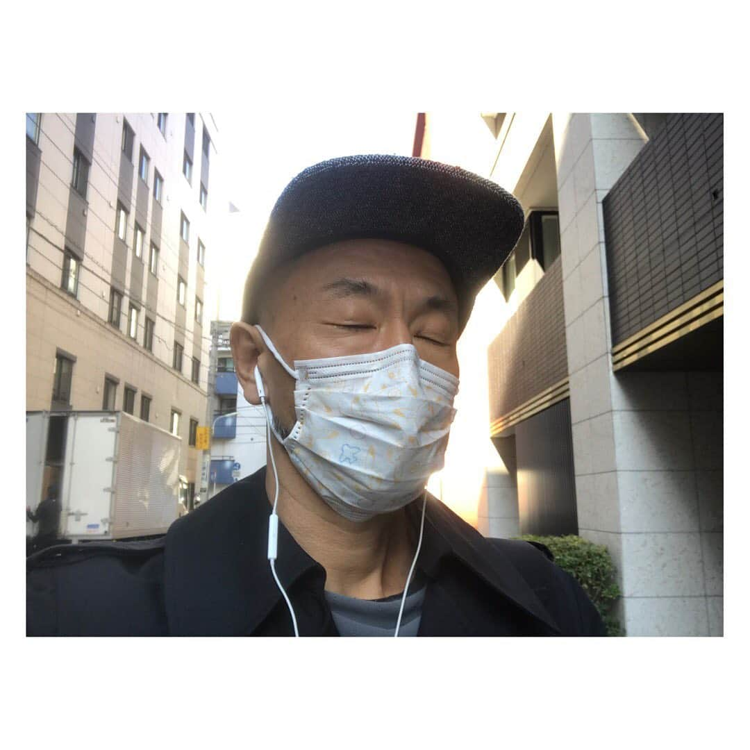 藤代冥砂さんのインスタグラム写真 - (藤代冥砂Instagram)「今日のコーディネイト  ピカチュウのマスク  マルタン時代のマルジェラコート ノースのスウェット RVCAのツイードキャップ iPhone付属イヤフォン  ピカチュウは危ないからやめろと息子に忠告されたが、敢行。 まったく馴染んでる。  #ピカチュウ　#ピカチュウのマスク　#マルタンマルジェラ　#thenorthface  #rvca #martinmargiela #iphone」11月30日 10時51分 - meisafujishiro