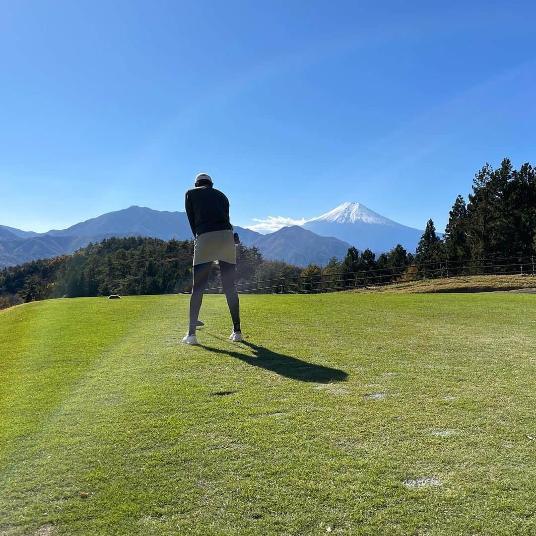 狩野舞子さんのインスタグラム写真 - (狩野舞子Instagram)「・ この日はすっごく天気が良くて、富士山もてっかてかに光り輝いてました🗻✨ ・ #ゴルフ #golf #富士リゾートカントリークラブ」11月30日 10時53分 - kanochan715