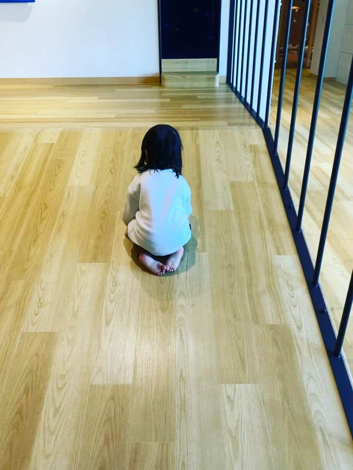岡田義徳のインスタグラム：「特殊な滑り方。。。。  普通に滑らない我が子。  #滑り台 #滑り方」