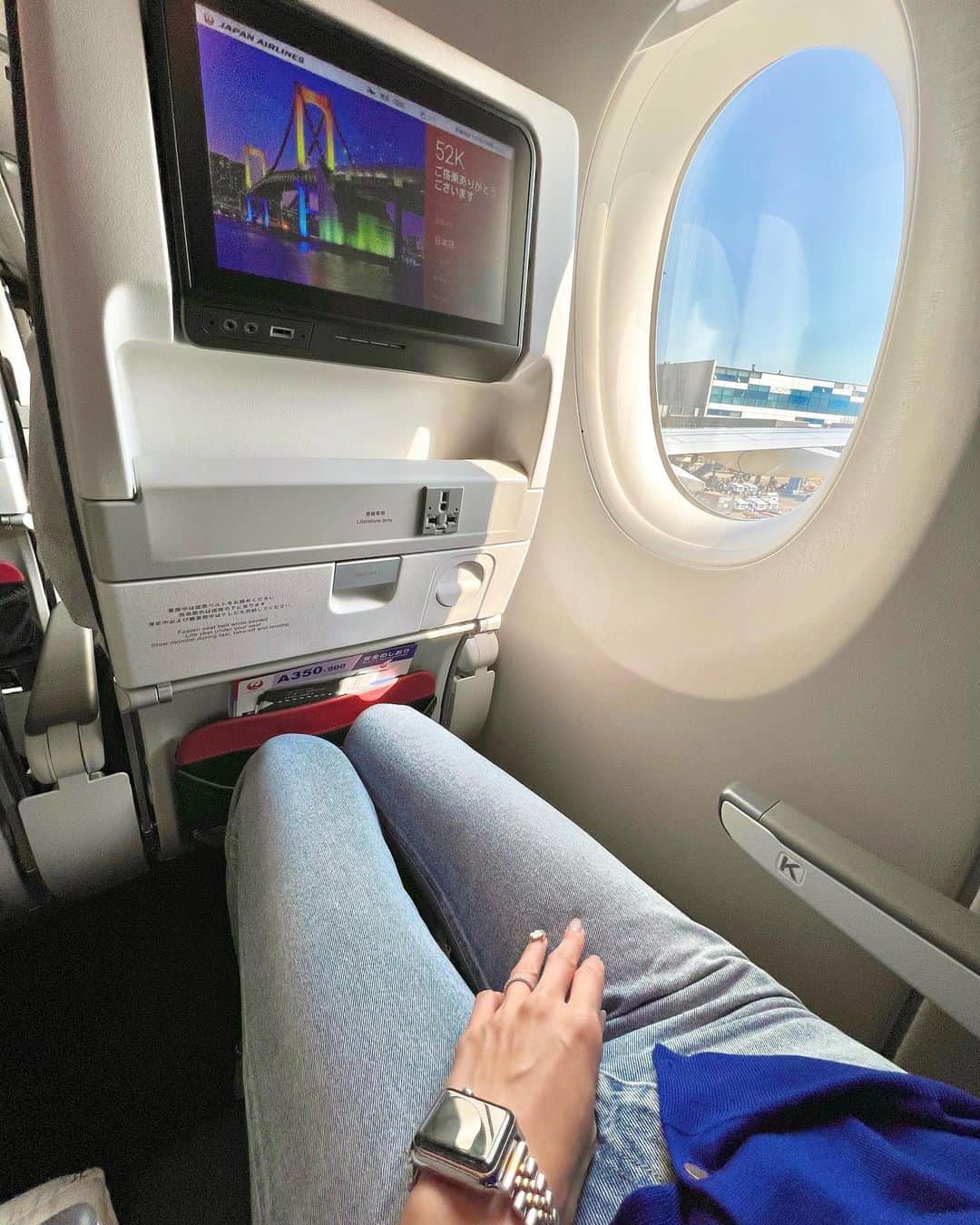 井上麻衣さんのインスタグラム写真 - (井上麻衣Instagram)「JALの新しい機体  A350✈️ に 乗って東京出張してきました✨ 実は10月31日より羽田⇄伊丹間の導入が開始されたばかりなんです❣️  最新設計の機内デザインでより地上に近い 快適な温度と湿度になっていて、 エンジンはあの有名なロールス・ロイス社製！✨✨ A350のために開発された新型だそうです  内装は、 日本の伝統美をテーマに統一されており 二種類の生地を組み合わせたシートカバーは とってもおしゃれでした💕☺️  飛行機✈️に乗る際楽しみにしているのは 窓からの景色を見ること。 こちらの機体は、他よりも窓が大きくなっているみたいで 今までより景色が見やすかったです💕  ぜひ皆さんにも体験して頂きたいです♪ . . . . #JAL#flight#osakaairport#tokyoairport #osaka#tokyo#PR#A350#新型#新型機体 #伊丹空港#羽田空港#出張#飛行機#フライト #フラッグシップモデル #大型機#ジャンボ #japanairlines#飛行機のある風景 #飛行機写真」11月30日 11時16分 - mai_inoue