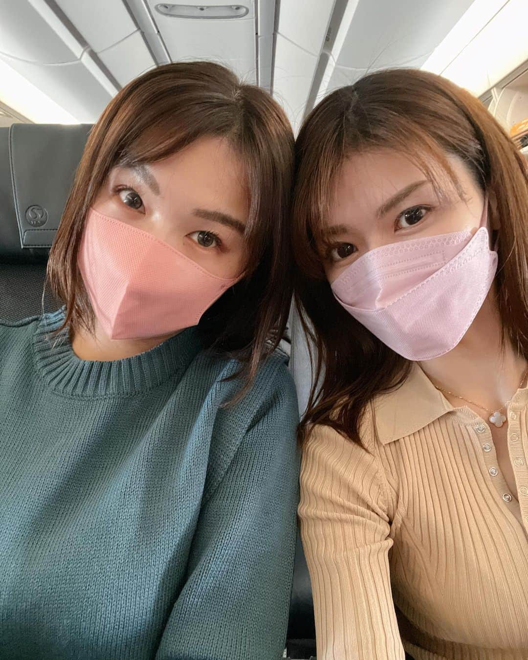 井上麻衣さんのインスタグラム写真 - (井上麻衣Instagram)「JALの新しい機体  A350✈️ に 乗って東京出張してきました✨ 実は10月31日より羽田⇄伊丹間の導入が開始されたばかりなんです❣️  最新設計の機内デザインでより地上に近い 快適な温度と湿度になっていて、 エンジンはあの有名なロールス・ロイス社製！✨✨ A350のために開発された新型だそうです  内装は、 日本の伝統美をテーマに統一されており 二種類の生地を組み合わせたシートカバーは とってもおしゃれでした💕☺️  飛行機✈️に乗る際楽しみにしているのは 窓からの景色を見ること。 こちらの機体は、他よりも窓が大きくなっているみたいで 今までより景色が見やすかったです💕  ぜひ皆さんにも体験して頂きたいです♪ . . . . #JAL#flight#osakaairport#tokyoairport #osaka#tokyo#PR#A350#新型#新型機体 #伊丹空港#羽田空港#出張#飛行機#フライト #フラッグシップモデル #大型機#ジャンボ #japanairlines#飛行機のある風景 #飛行機写真」11月30日 11時16分 - mai_inoue