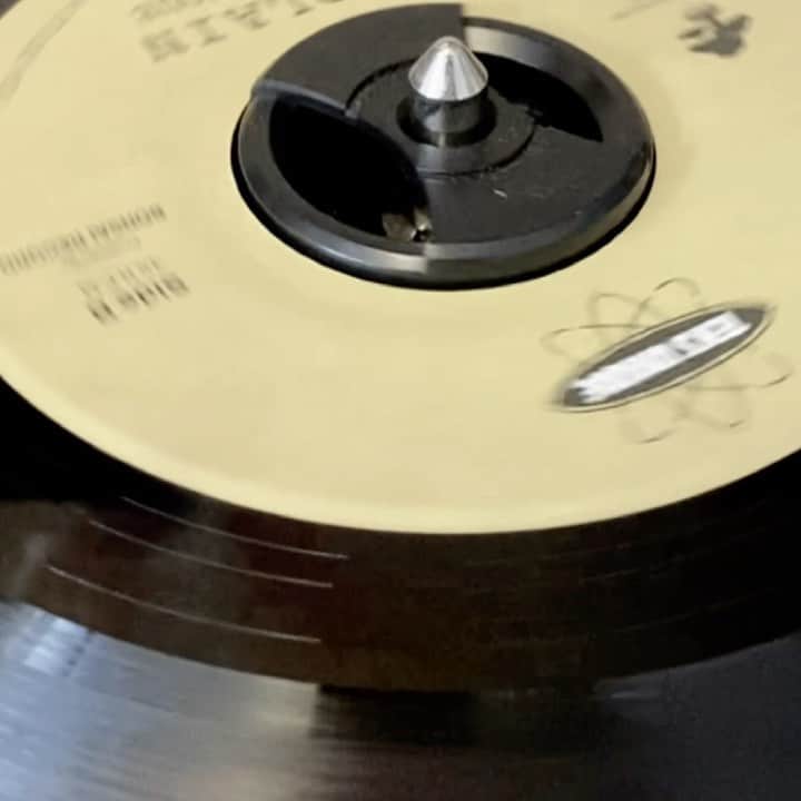 モッチェ 永井のインスタグラム：「私はコード展開ありきのポップス脳。この曲はどんな進行に聴こえますか。 自分にはＥ一発のワングルーブで特に展開はないと考えることができて『それなのに、この異常な切なさは一体ナニ〜〜〜？！』と気になってます。  （訳：ワンコード1発の曲ってかっこいいよネ…）  キヨシローがコードチェンジはなるべく少ない方がいいとか言ってませんでしたっけ！自分もいつでもワングルーブ（≒に見せる）に痺れ憧れます。(マイナー1発のキラースカとか以外でワンコードのオススメ楽曲あったら教えてくだチャイ)  私はコード展開ありきのポップス脳。「いや、結果そうなってるんだよ！」でしかない気もして、言葉やルールに縛られると一生たどり着けないのだろうな…と思います。それはアーチスト。ただ、「どうしてヒットを打てるか説明できる自分は天才ではない」と言ったイチローはとても魅力的だよネ、とも思うのであった。(つづく)」