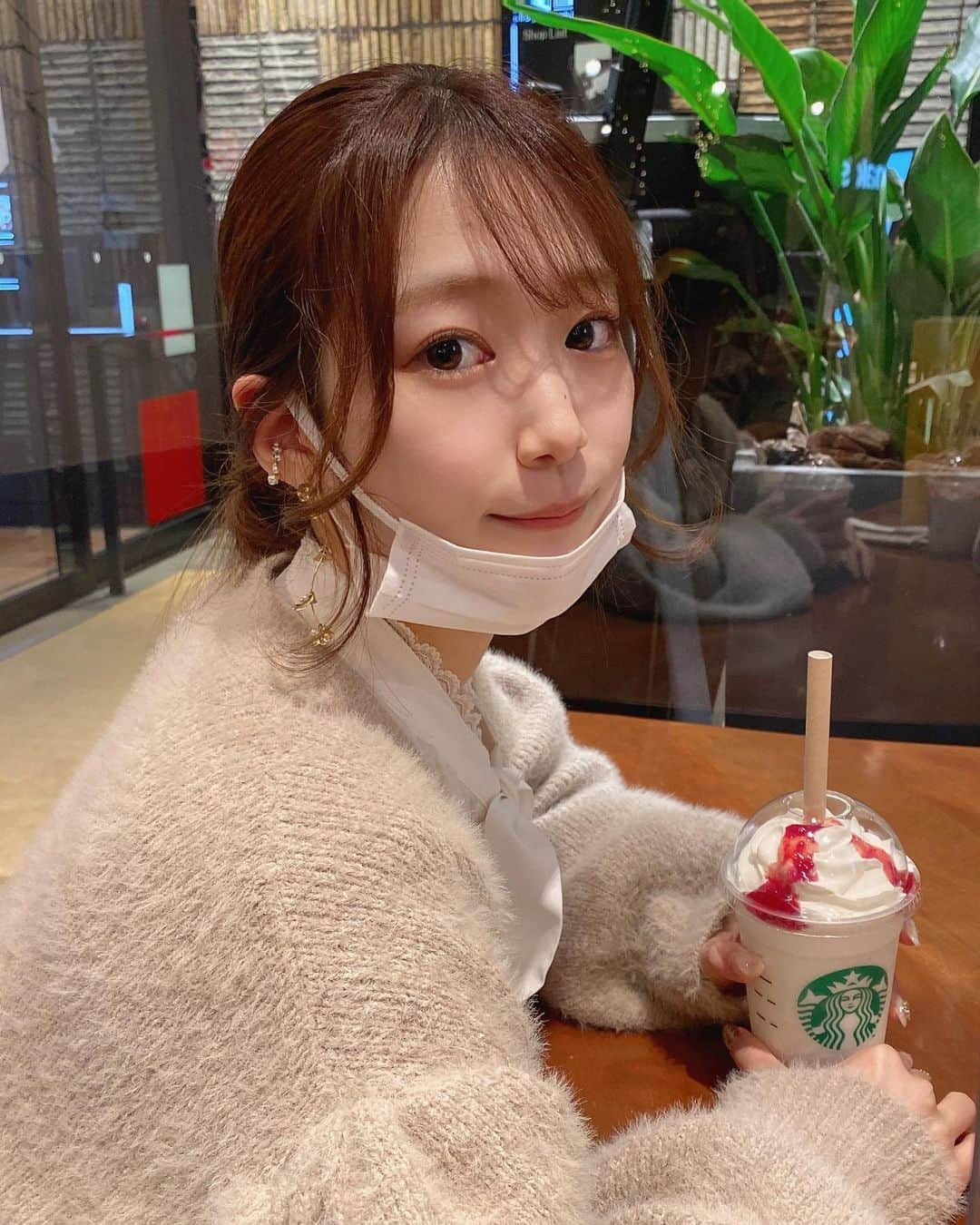 阪上彩香さんのインスタグラム写真 - (阪上彩香Instagram)「おすすめしてもらったカスタマイズ🍓💕 スタバ最高✨」11月30日 12時00分 - ayaka_skgm