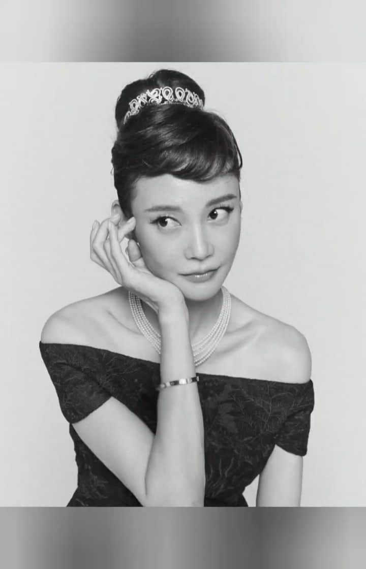 チャ・イェリョンのインスタグラム：「차드리 로 불러주셔서 감사합니다🙈💖  기억에 남을 sbs 워맨스가 필요해 화보촬영 🤍 #오드리햅번  @zo_sun_hi  조선희작가님 오랜만에 작업 너무 좋았어여 역시는역시 ...언니 고마워요💗  @kyungminlee0310 10년만에  메이크업 받아서 새록새록 떠오르는 추억 사랑하는 금손 경민언니💕💕  @yunsoooh1  @yusun_17  언니들과의 추억 행복했습니다🤍🤍🤍」