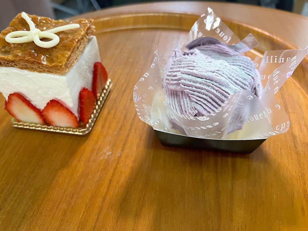 島川未有さんのインスタグラム写真 - (島川未有Instagram)「スイーツ予想で私と豊成アナが考案したスイーツが商品化し12月1日から6日間、西洋浪漫菓子オカヤマさんで販売されます❤️ ✴︎ 私が考えたのは、「葡萄モンLOVEン」と言う名のブドウのモンブランです🍇 季節のフルーツであり、私が1番好きなブドウを使ったスイーツを使いたくて考えました。 そして考案するからには、ありそうでないものに挑戦したい！というの1番のテーマ🔥 私は常日頃、栗のモンブランより苺や抹茶、カボチャなど定番以外のモンブランの方が好きで、もっと世の中にモンブランのレパートリーが増えないかなと密かな願いを持っていて、その夢を大好きなブドウとのコラボで形にしたいとお願いしました☺️ 水分量の関係で最初は難しいかもとのことでしたが、もはや私はブドウのモンブランを実現化することしか見えておらず、諦めるという選択肢はありませんでした🐗 徳島には銘菓のぶどう饅頭があるので、「白餡」を練り込むことでブドウクリームになるんじゃないかとお願いし、無理難題を受け止めていただき、結果めちゃくちゃ美味しい唯一無二のモンブランを作っていただきました😭 葡萄モンLOVEン、新感覚新境地の美味しさなので是非手に取って見てください❤️ そして、豊成アナの箱ケーキも本当に美味しいので食べ比べてみて下さい☺️ぶっちゃけ葡萄モンLOVEンと甲乙つけられないくらい私は好き🤤 ✴︎ この企画に携わるにあたり、このことを考えると胃が痛くなるくらい悩みました🤣産みの苦しみというやつですね🥺 パティシエが１つのスイーツを産み出すのにどれほどの時間、苦労、愛情を注いでいるのか…今回の経験で知ることができて、スイーツ特級予想師また成長できた気がします❤️ この期間限定発売のケーキは私達の想いが詰まっています🥰  #ゴジカル#西洋浪漫菓子オカヤマ#四国放送#アナウンサー#スイーツ予想#岡山製菓#徳島#tokushima#japan#ootd#fashion#アナウンサーコーデ#lilybrown#love#like#followｍe #announcer#photography#徳島スイーツ#徳島カフェ#徳島ケーキ#徳島グルメ#葡萄モンLOVEン#箱ケーキ#ブドウのモンブラン#ブドウケーキ」11月30日 12時12分 - miyu_shimakawa