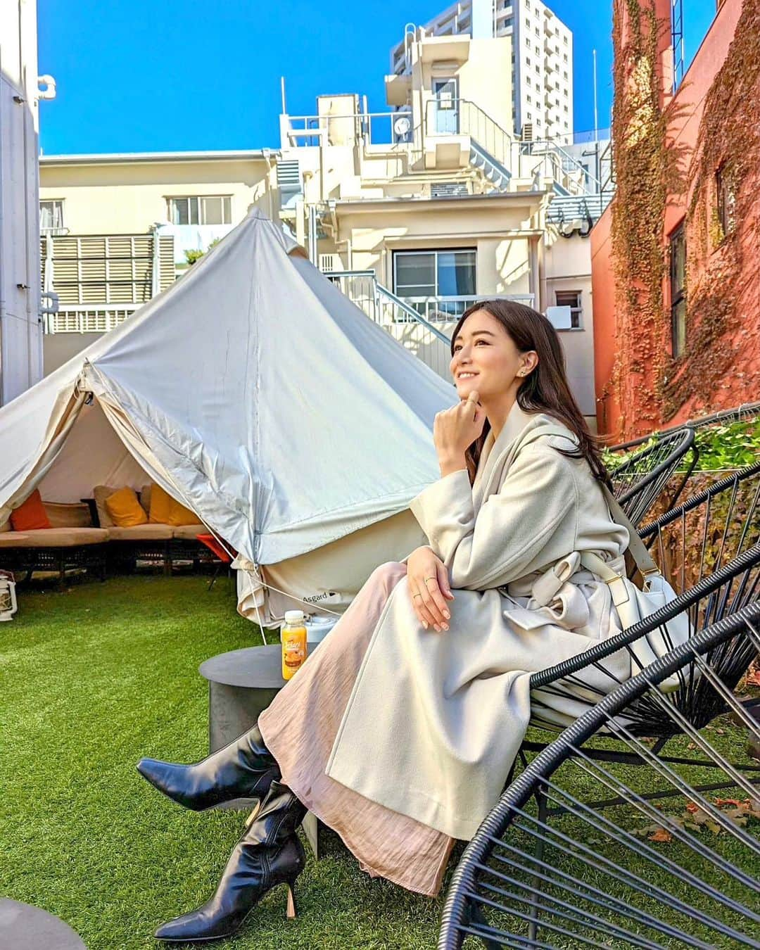 石井里奈さんのインスタグラム写真 - (石井里奈Instagram)「こんにちは☀️ . 先日新宿に新しくオープンしたyksi STAYでテレワークを💻🧡 @yksistayofficial  . いつも家でやっていると飽きてきたとか、たまに一人になりたいって方に オススメのホテル✨ . 机が大きくてPCをおいてもゆったり使えるしWiFiも完備されてるよ🥰🧡部屋にはミニキッチンや洗濯機もあるので長期滞在にも使えるの👍 . UberEatsなどのデリバリーも対応してるからご飯も困らない🙆‍♀️ 屋上にはグランピングスぺースも🏕新宿の都会のど真ん中でアウトドア気分が味わえちゃいます🧡 仕事の休憩などでリフレッシュできちゃいいよね💕 宿泊者にジュースとチャミスルのサービスもあるのでそれも嬉しい🧡 . outer... @ladymade_official  dress... @rinaduce  boots... @charleskeith_jp  bag... @polene_paris  . 秋に続いて冬もLADY MADEのコートを✨とにかくスタイルよく見えるし、柔らかくて肩凝らないのがお気に入り！ 白いチェスターはどんなコーデにも合わせやすくていいね🙆‍♀️ . 午後も頑張りましょ💕 . #yksistay #ユクシステイ #ホテル #ワークスペース #ubereats #グランピング #新宿 #新宿ホテル #グランピング女子 #女子会 #グランピング女子会 #女子会 #ホテル女子会 #ワーケーション #在宅勤務 #テレワーク #在宅ワーク #rinaduce #ladymade #レディメイド #キャンプ #キャンプ女子 #アウトドア #アウトドアチェア #ピクニック #ホテルステイ #ホテル暮らし #ホテルモーニング #チャミスル #참이슬 #新宿駅」11月30日 12時16分 - ri7tin1025