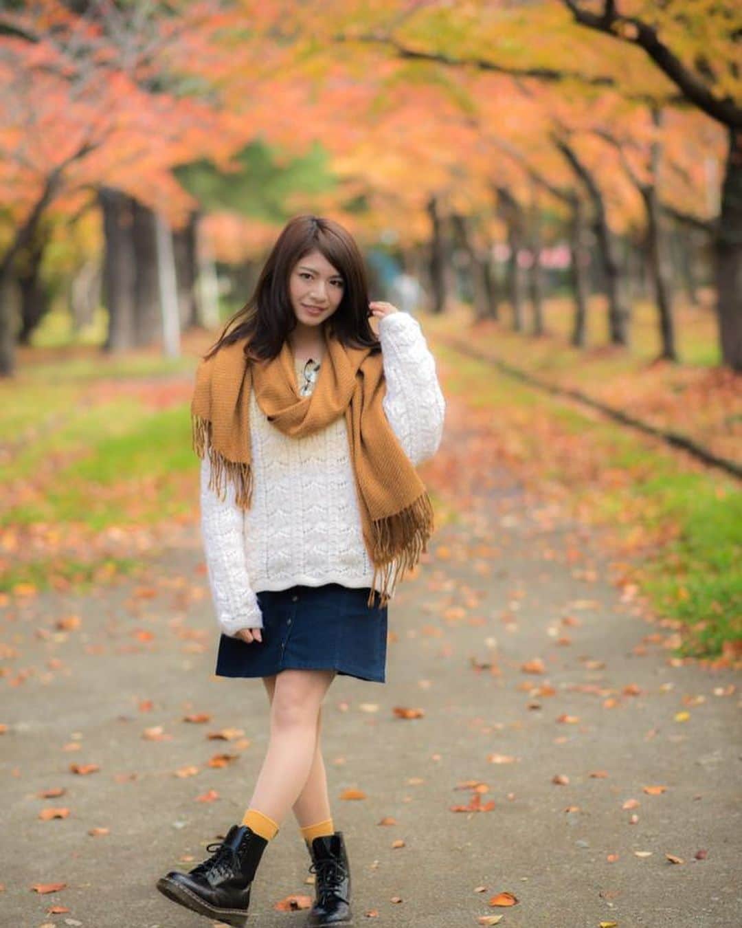 千葉真由佳さんのインスタグラム写真 - (千葉真由佳Instagram)「【青森の紅葉自慢💪🍁】  本格的な冬を感じるこの頃...。こんな昔の写真引っ張り出してみました🤦‍♀️ 紅葉がきれいな青森市の合浦公園で撮影したものです。 割と街中で色づいた葉を楽しめる広い所で、散歩するのに大好きな場所でした。  それから青森にある日本一を ぜひ見てください！！！(動画) 深浦町にある大イチョウです☺️🌟 みんなビッグイエローって呼んでいます。  カメラ向けても収まりきらない大きさ。これで一本の木です。  昨日でライトアップは終わってしまったようですが 去年見に行って感動したので また絶対行こうと思っています☺️ 寒い中でビッグちゃん観ながら飲むココアが美味しかったなぁ☕️  紅葉の次は雪自慢しようかな☃️  紅葉の名所その他好きなところ↓ #岩木山#弘前公園#芦野公園#中野もみじ山#薬研渓流  #青森#紅葉#紅葉狩り#紅葉名所#深浦町#日本一の大イチョウ#ビッグイエロー#🍁#合浦公園#青森市#ポートレート#ふるさと自慢#アナウンサー#フリーアナウンサー#千葉真由佳」11月30日 13時12分 - mayuka.chiba
