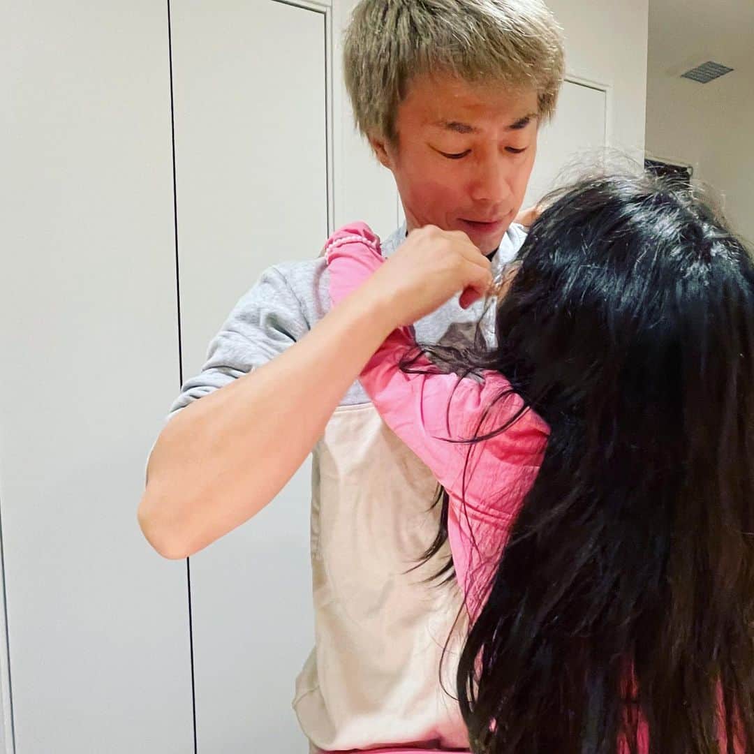 田村淳のインスタグラム：「年末…仕事が立て込んでて なかなか起きてる間に家に帰れず 久々に娘に会えました^_^ 歯磨きの時までべったりw 嬉しいけれど…もう少し距離取ってくれた方が歯は磨きやすいのよw」