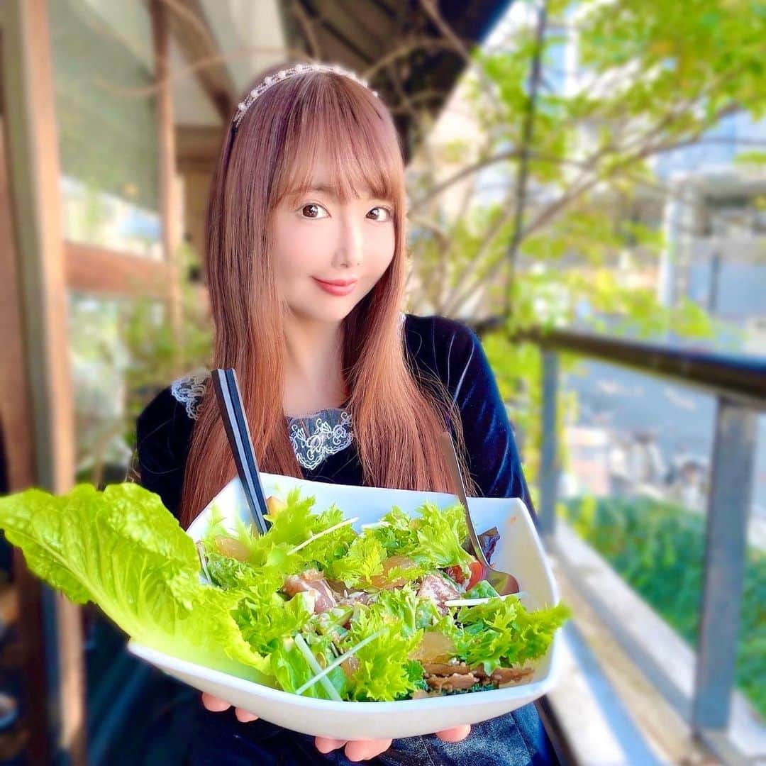 坂地久美のインスタグラム：「☘️ThanksNature 恵比寿代官山店☘️ で、 🌈オーガニックの野菜をいっぱい食べました🌈  🍋柚子米サラダ🥗に、マグロ🐟とアボカド🥑をトッピング💓 + ✨無添加生姜野菜だしスープ✨ 身体に染みましたぁ🥰 + 健康別ハーブティーは種類がいっぱいあって悩んだ末に、ダイエット効果があるハーブをチョイス☕︎💞  身体の中からデトックスして気分もスッキリです❣️  ワンピース👗の色とイスのクッションの色が全く同じ色だった💙😂  #サンクスネイチャー #thanksnature　#deliciousbuthealthy #代官山カフェ #代官山グルメ #恵比寿カフェ #恵比寿グルメ #恵比寿オーガニック #代官山オーガニック #グルメ女子 #女子会 #グルメスタグラム #インスタ映え #kumisakachi #sakachikumi #坂地久美」