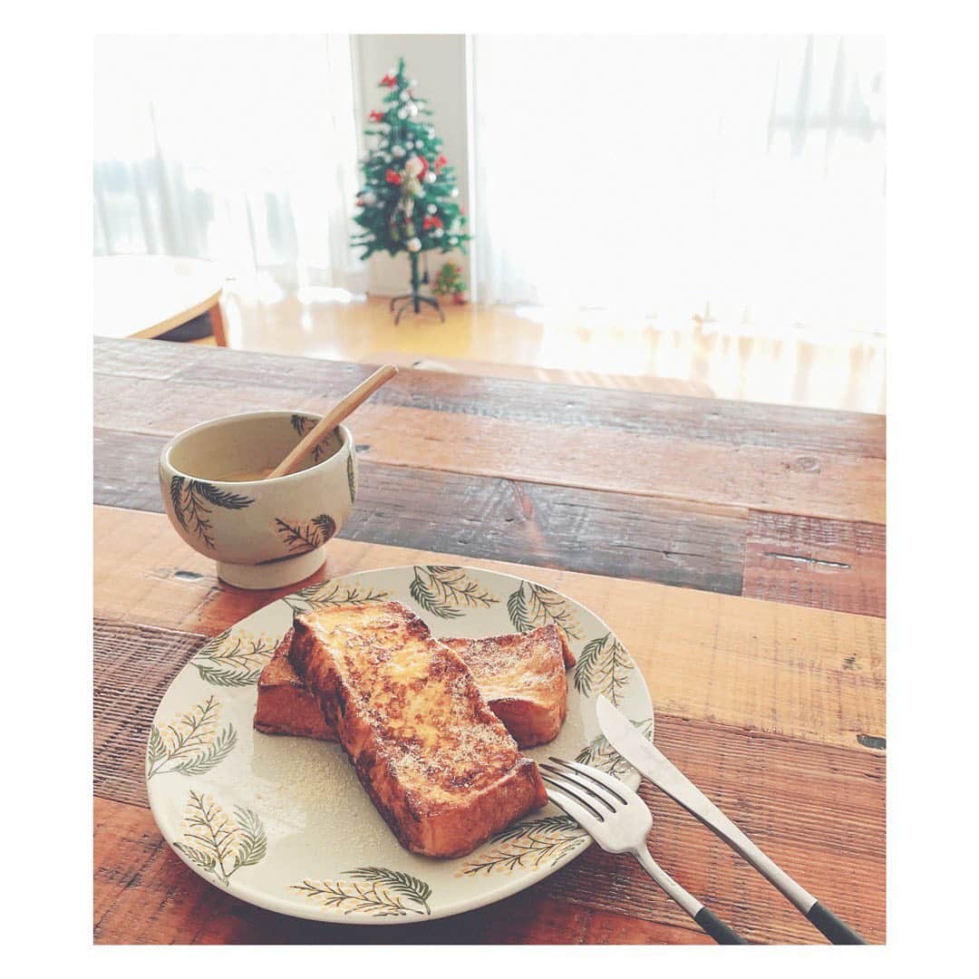 笹峯愛のインスタグラム：「時々、無性に食べたくなる フレンチトースト。  今日は、甘いバージョン。  #朝ごはん #即席 #スープ と #フレンチトースト」