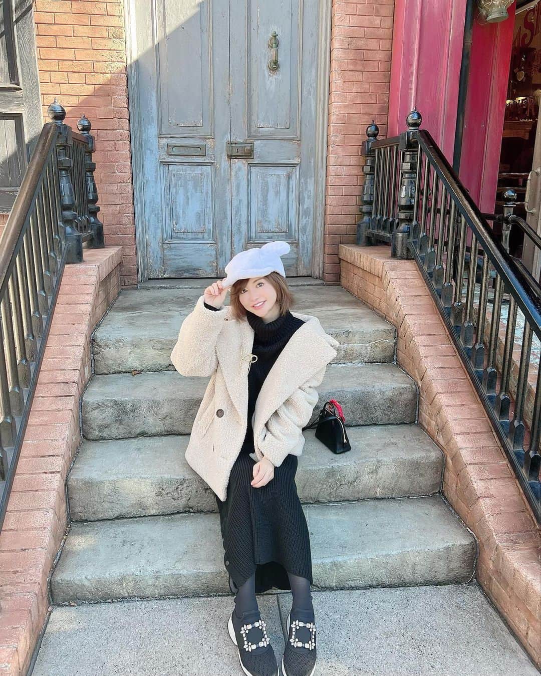里美ゆりあさんのインスタグラム写真 - (里美ゆりあInstagram)「素材撮りに約13年ぶりの ディズニーシー笑 念願のタートルトークのクラッシュに「津軽海峡でクロマグロ釣ったんだけどクラッシュの海にはクロマグロいますか？」って質問したくてめちゃくちゃ勇気を出してドキドキしながら手をあげたんだけど普通にスルーされちゃって😭 もし答えてくれてたら何て答えてくれたと思う？  そして歳と共に絶叫マシンの恐怖が倍増しててそうなっていく原因って何なんでしょう？  皆様教えてください🥰  #ディズニーシー  #disney  #里美ゆりあ #yuriasatomi」11月30日 13時47分 - satomiyuria