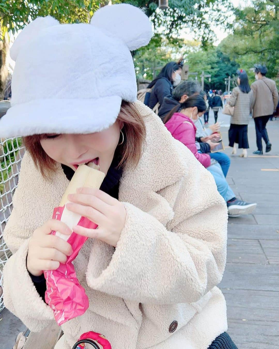 里美ゆりあさんのインスタグラム写真 - (里美ゆりあInstagram)「素材撮りに約13年ぶりの ディズニーシー笑 念願のタートルトークのクラッシュに「津軽海峡でクロマグロ釣ったんだけどクラッシュの海にはクロマグロいますか？」って質問したくてめちゃくちゃ勇気を出してドキドキしながら手をあげたんだけど普通にスルーされちゃって😭 もし答えてくれてたら何て答えてくれたと思う？  そして歳と共に絶叫マシンの恐怖が倍増しててそうなっていく原因って何なんでしょう？  皆様教えてください🥰  #ディズニーシー  #disney  #里美ゆりあ #yuriasatomi」11月30日 13時47分 - satomiyuria