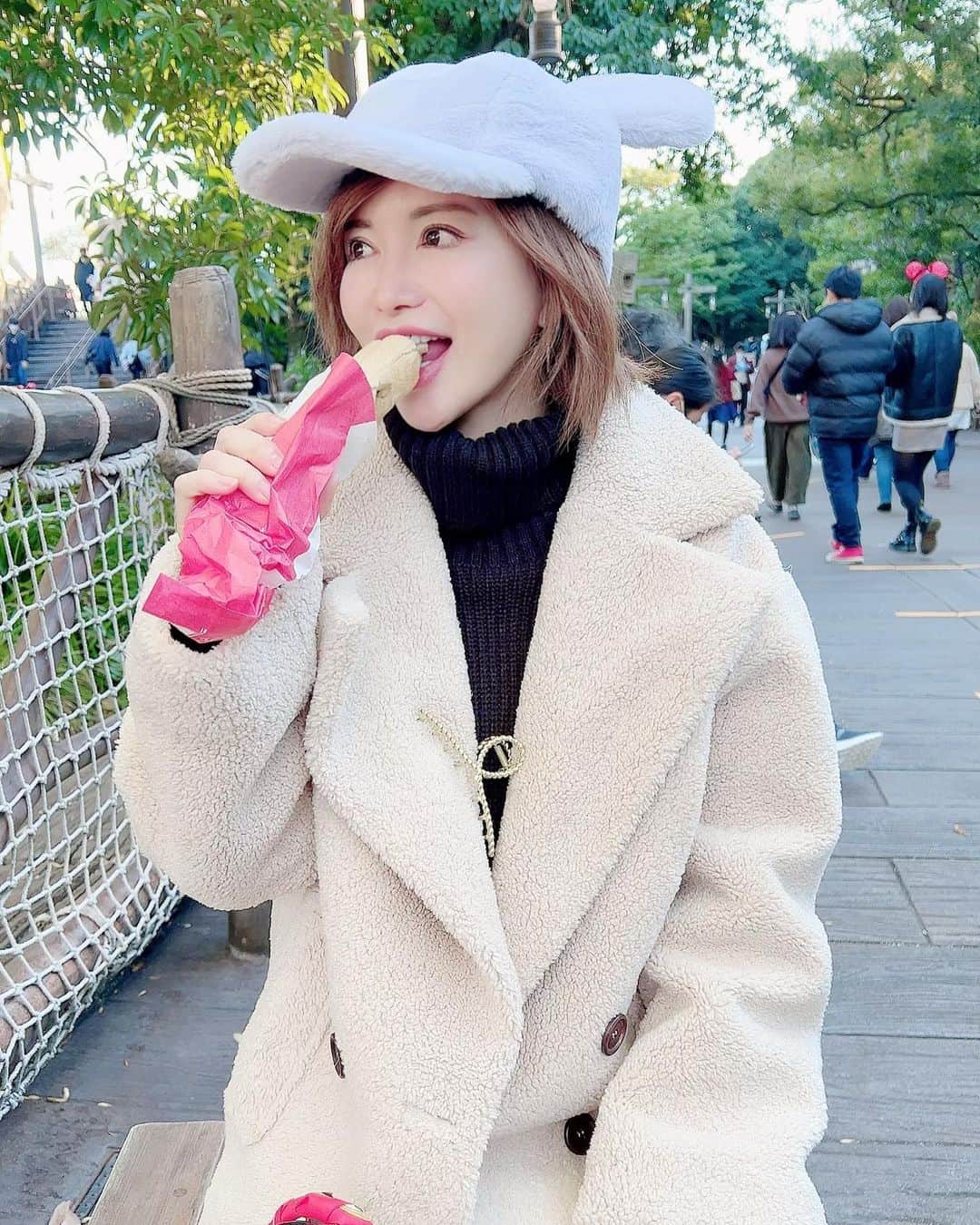 里美ゆりあさんのインスタグラム写真 - (里美ゆりあInstagram)「素材撮りに約13年ぶりの ディズニーシー笑 念願のタートルトークのクラッシュに「津軽海峡でクロマグロ釣ったんだけどクラッシュの海にはクロマグロいますか？」って質問したくてめちゃくちゃ勇気を出してドキドキしながら手をあげたんだけど普通にスルーされちゃって😭 もし答えてくれてたら何て答えてくれたと思う？  そして歳と共に絶叫マシンの恐怖が倍増しててそうなっていく原因って何なんでしょう？  皆様教えてください🥰  #ディズニーシー  #disney  #里美ゆりあ #yuriasatomi」11月30日 13時47分 - satomiyuria