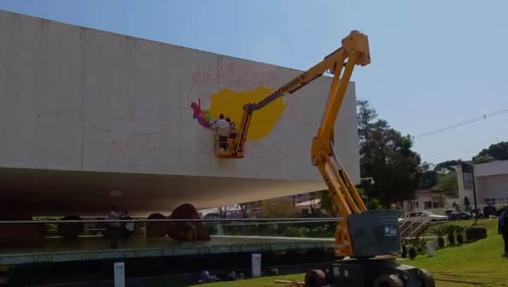 osgemeosのインスタグラム：「Time lapse MUSEU OSCAR NIEMEYER  @museuoscarniemeyer #oscarniemeyer #art #SEGREDOS #contemporaryart @kaze.filmes」