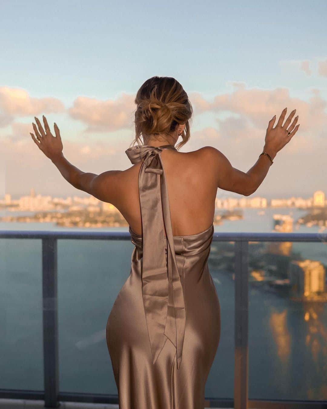Cindy Pradoさんのインスタグラム写真 - (Cindy PradoInstagram)「Such a beautiful and elegant silk dress from @silkmaison ✨ Use my code “prado35” for 35% off! 🤗 #silkmaison #welcometosilkland」12月1日 0時36分 - cindyprado