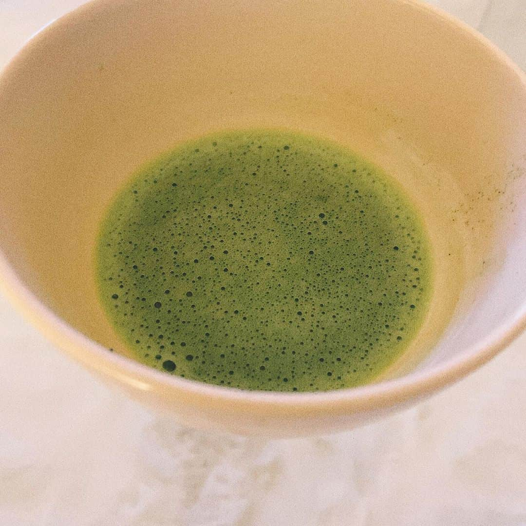 堀未央奈さんのインスタグラム写真 - (堀未央奈Instagram)「🍵🍃  お家でお抹茶をたてて のむ時間…❤︎ 17歳の時からの密かな趣味🍃  実は中学の時1年間だけ 茶華道部にいて 裏千家ができるのです… 美味しいお抹茶たくさん最近 買えたから早く飲み比べしたい~  美味しい和菓子も食べたい🥺  #抹茶好きと繋がりたい」12月1日 0時36分 - horimiona_official