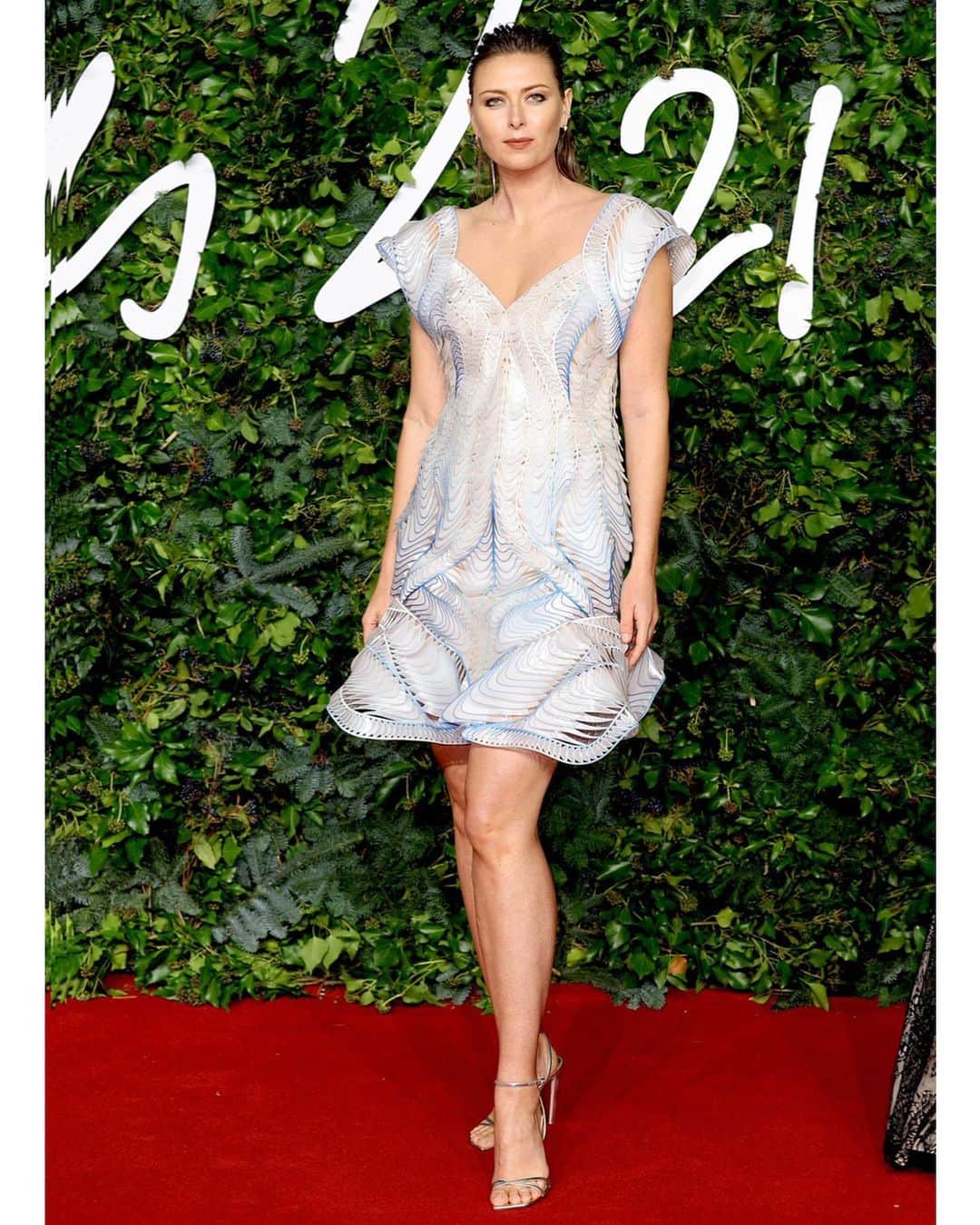 マリア・シャラポワのインスタグラム：「One year in the making, with fabric sourced from hundreds of recycled @evianwater bottles, 800+ hours of hand work by @irisvanherpen & team. Incredible to see the hard work come alive!! 📷 Mark Marsland @voguemagazine & @gettyimages」