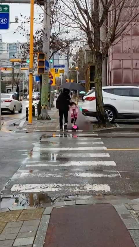 ドンウのインスタグラム：「비는 오고 ..씽씽이는 타야겠고 ~̆̈ .~̆̈  세빈이 에너지가 .. 누구 닮은거지 *´―`？  내일부터 온도 완전 확떨어지던데 여러분들 감기 조심 !  느낌적인 느낌 11월 마지막 날 마무으리 잘 하십시당 !」