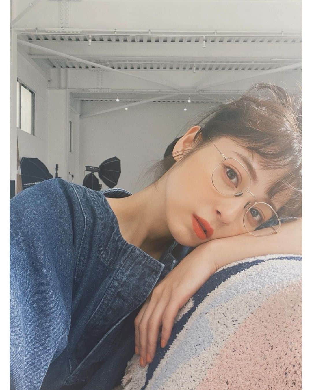 佐々木希さんのインスタグラム写真 - (佐々木希Instagram)「お笹のメイク☺︎ 今日は#iNtimite の撮影でした！ みんなのお力で、今日も素敵な写真が沢山撮れた👏  glasses #EYEVAN」11月30日 16時40分 - nozomisasaki_official