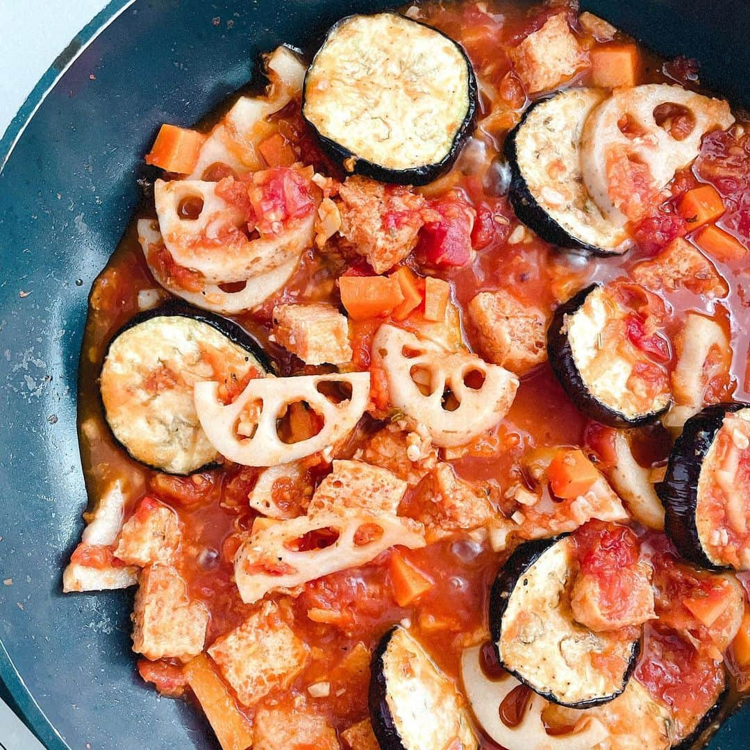 芝彰子さんのインスタグラム写真 - (芝彰子Instagram)「🍅🍆🧄  V🌿Tomato Sauce  お野菜の勿体ないロスをしないように 週に一度は冷蔵庫のお掃除を兼ねて 余り野菜や食材を集め、一品作るように💡  根菜と冷凍していた厚揚げがあったので トマトソースを🍅  1.まずなすを素焼きにして一旦取り出す。 2.にんにくと生姜の香りを移したオリーブオイルで 　玉ねぎを塩糀と炒め蒸しする。 3.そこに人参と蓮根を加えて炒める。 　(火が通りにくい人参は角切りがおすすめ) 4.油が回って、ある程度火が通ったら厚揚げを加える。 5.トマト缶を加えたら、ハーブ類と煮込んで完成。 　(私はiherbで買っているハーブmixを使用してます☺︎) 　仕上げにお持ちならニュートリショナルイーストや 　veganバター(普通のバター🧈でも)を加えると 　グッとコクが出て👍✨  油抜きして冷凍しておいた厚揚げが お肉のように食べ応えある食材になって お肉がない時、#ヴィーガン対応 にもなるし とてもおすすめです👩‍🍳🤍  私はペンネを茹でてパスタで食べたけど これをグラタンやドリアにしてもおいしーよ◎  前に質問あったのですが、 フライパンはずーっと @originalgreenpan.jp を愛用。 小鍋から大きいフライパンまで揃えてます♡  #vegan #organic #veganrecipe #tomatosauce #ヴィーガンレシピ #トマトソース #ヴィーガン #残り物レシピ #節約レシピ」11月30日 16時46分 - akiaki1221